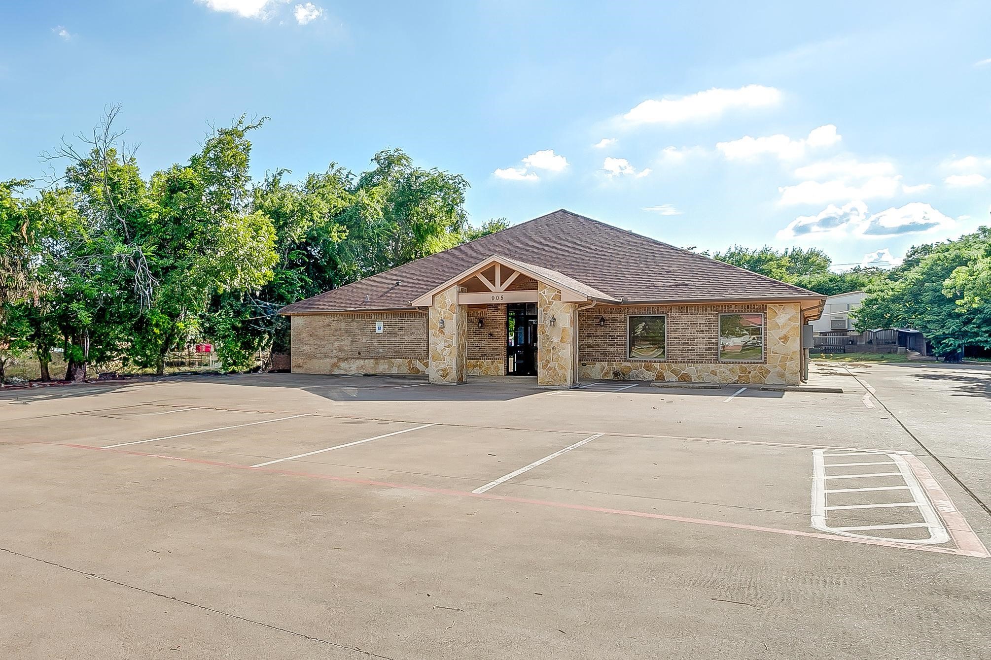905 Roberts Cut Off River Oaks TX 76114
