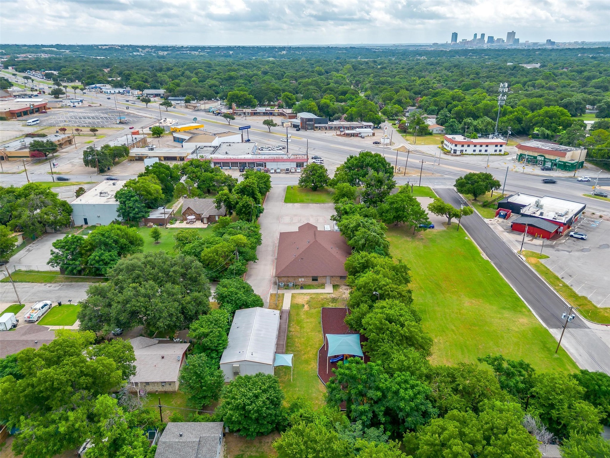 905 Roberts Cut Off River Oaks TX 76114