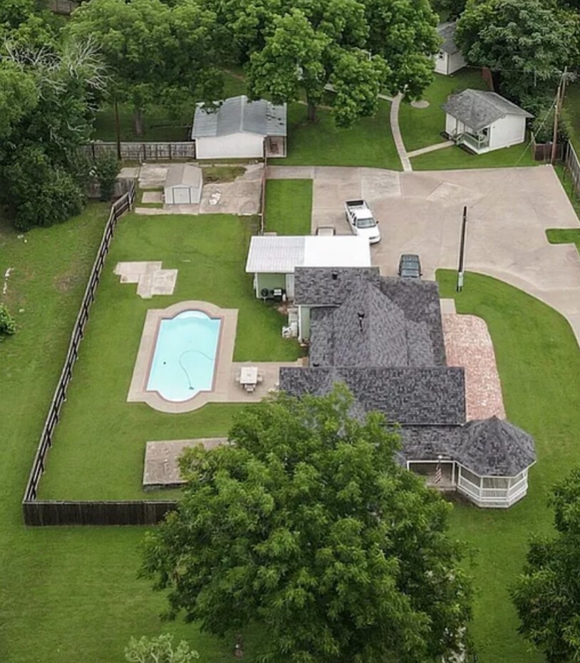 512 N Travis Street Granbury TX 76048