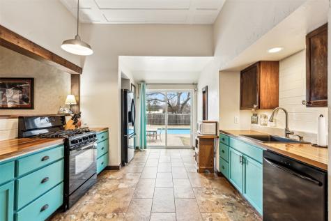 512 N Travis Street Granbury TX 76048