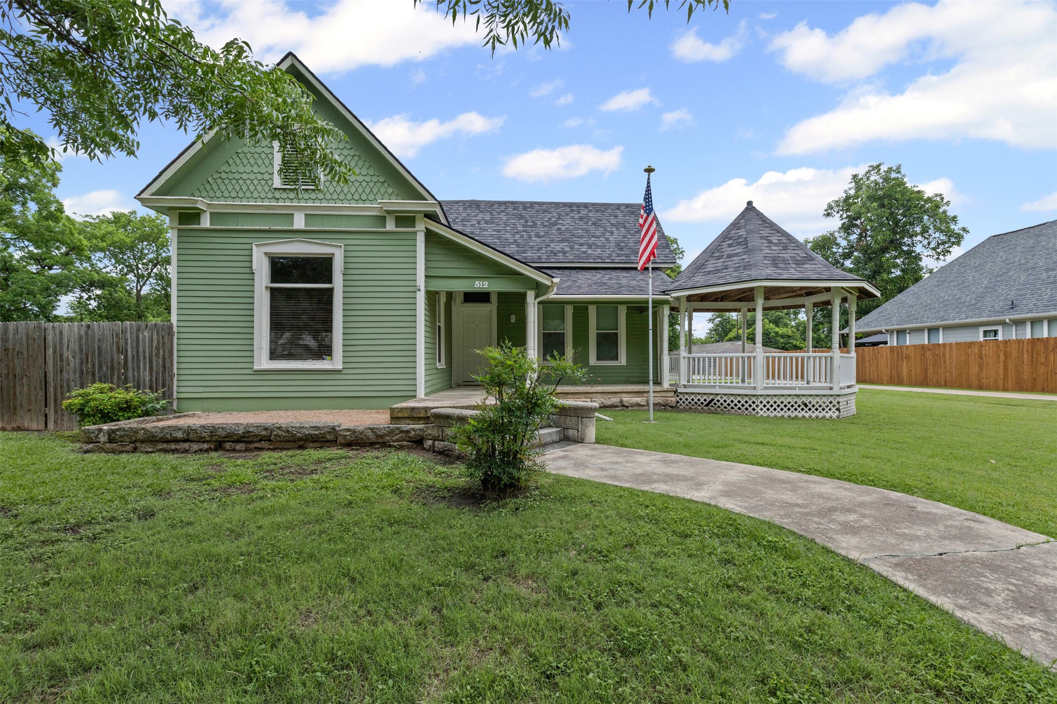 512 N Travis Street Granbury TX 76048