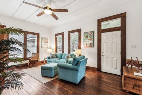 512 N Travis Street Granbury TX 76048