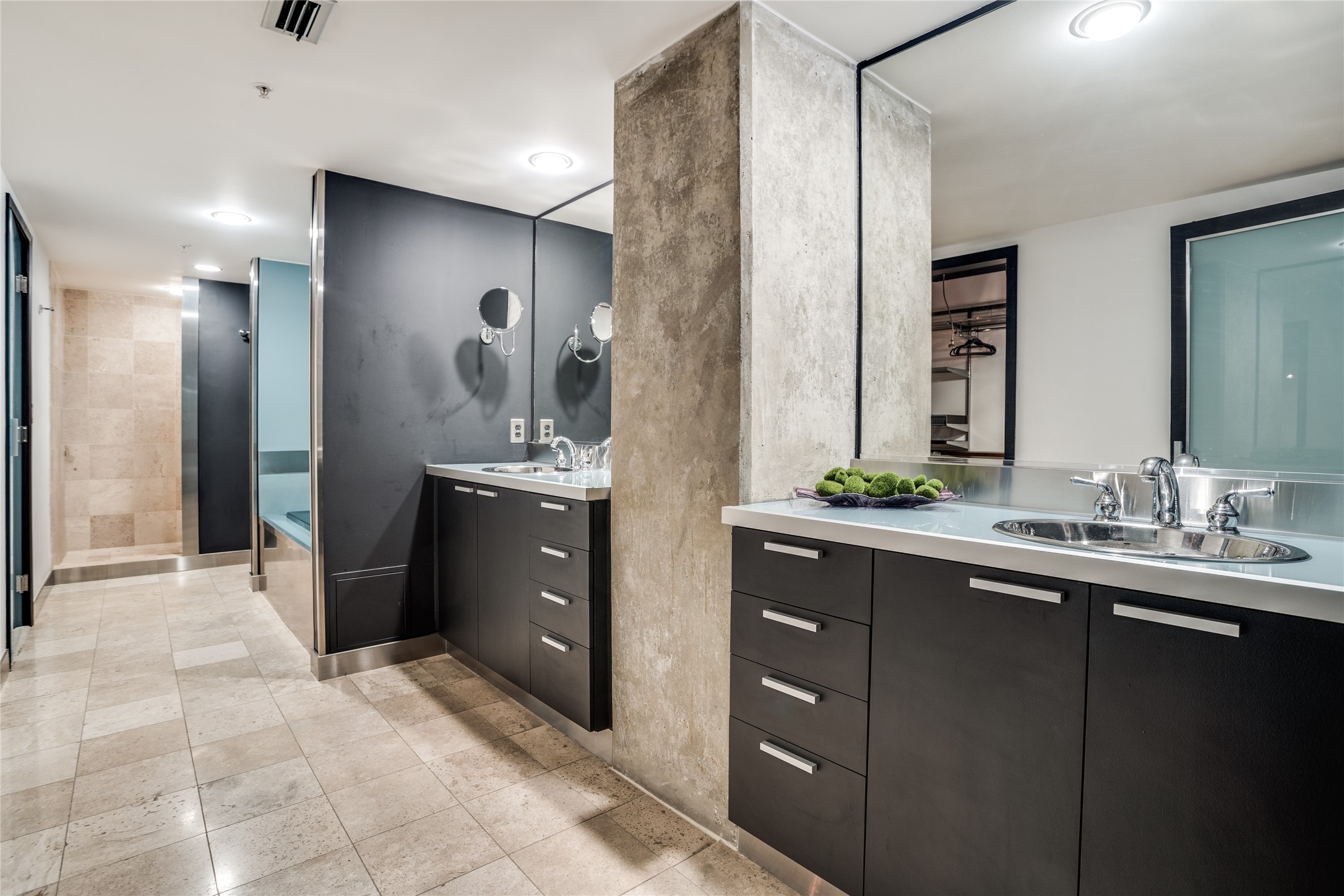 2011 Cedar Springs Road Dallas TX 75201