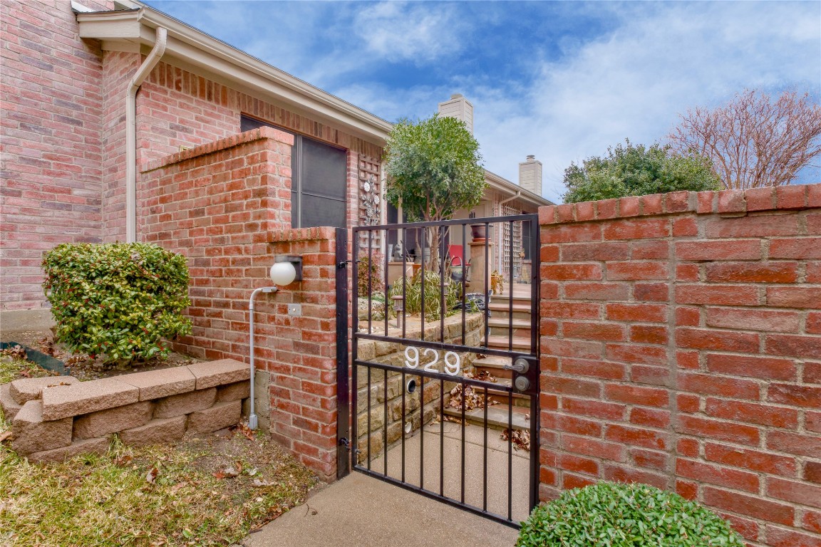 929 Rock Creek Street Benbrook TX 76126