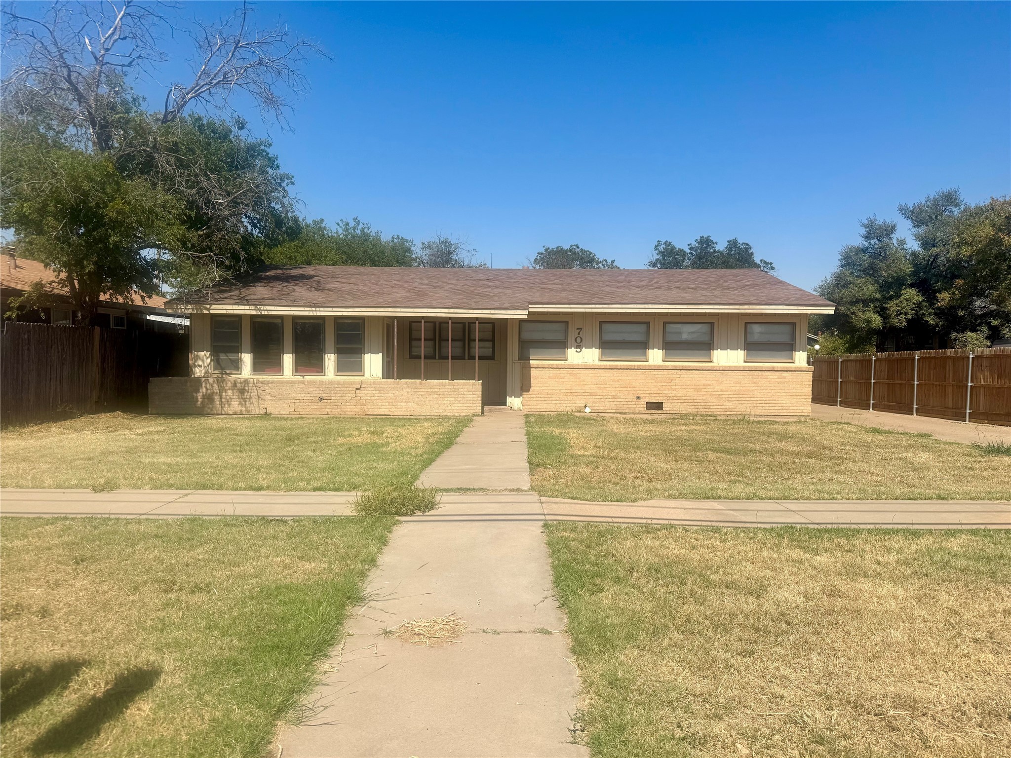 705 E Reynolds Street Stamford TX 79553