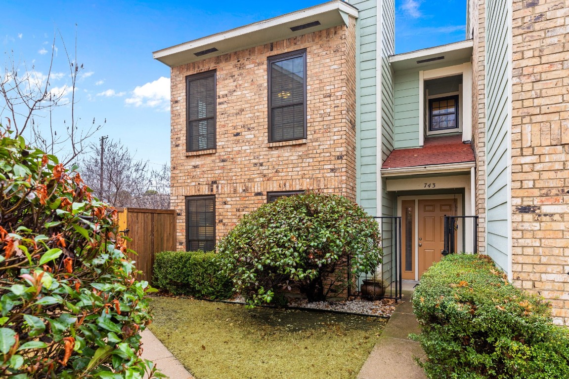 743 N Van Buren Avenue Dallas TX 75208