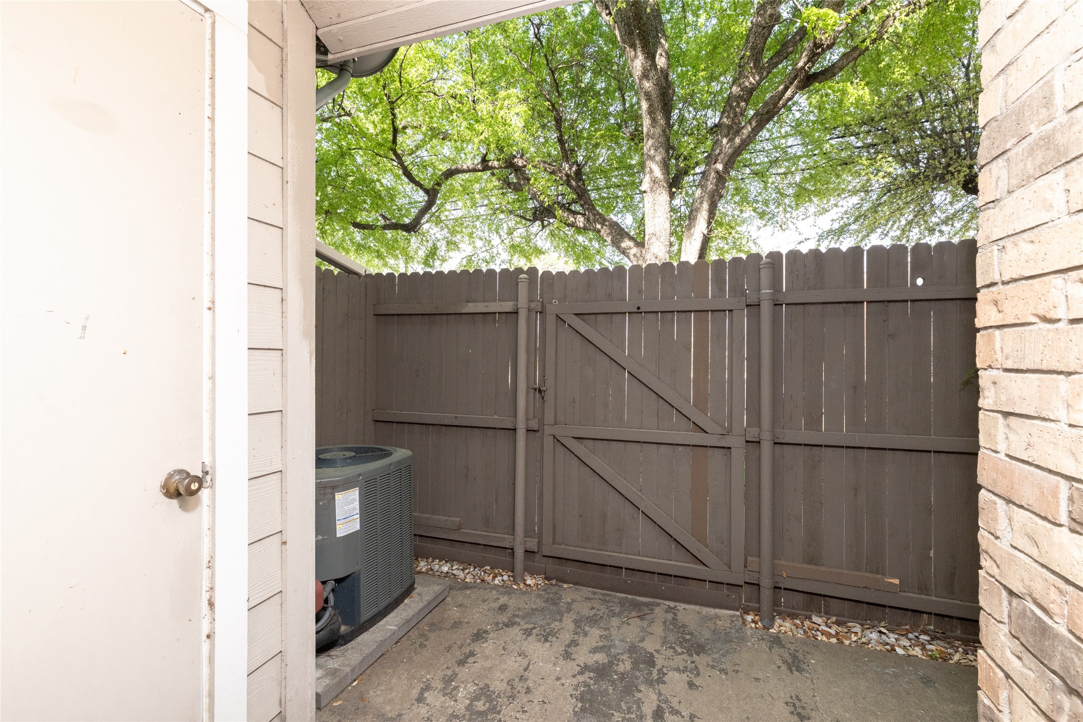 2331 N Davis Drive Arlington TX 76012
