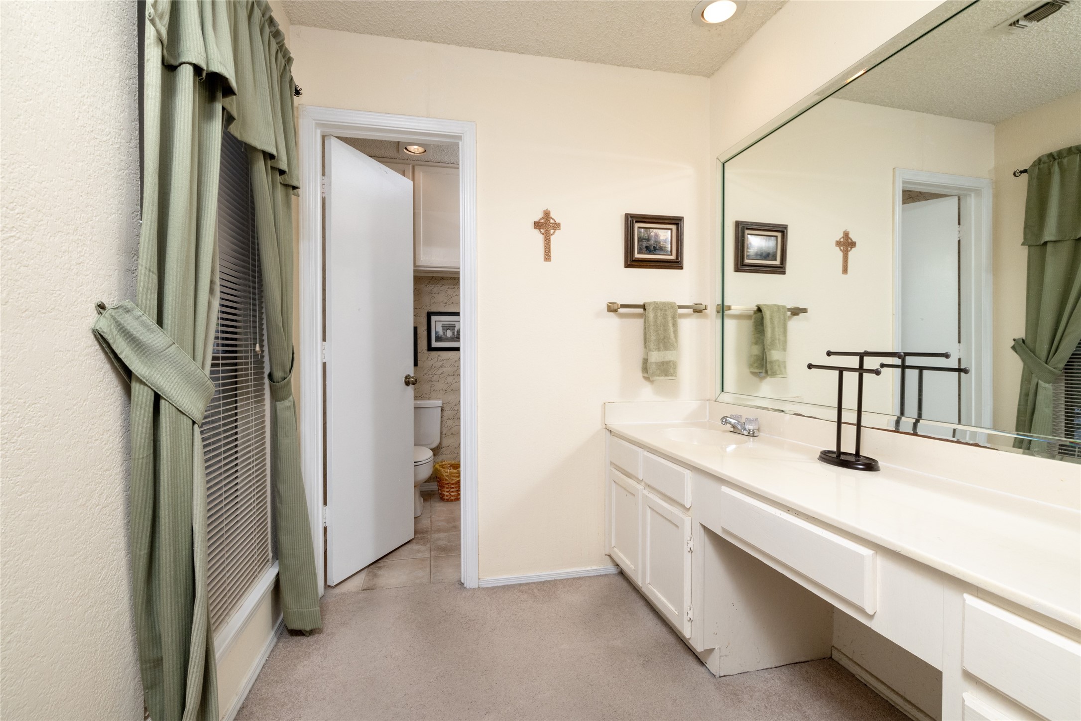 2331 N Davis Drive Arlington TX 76012