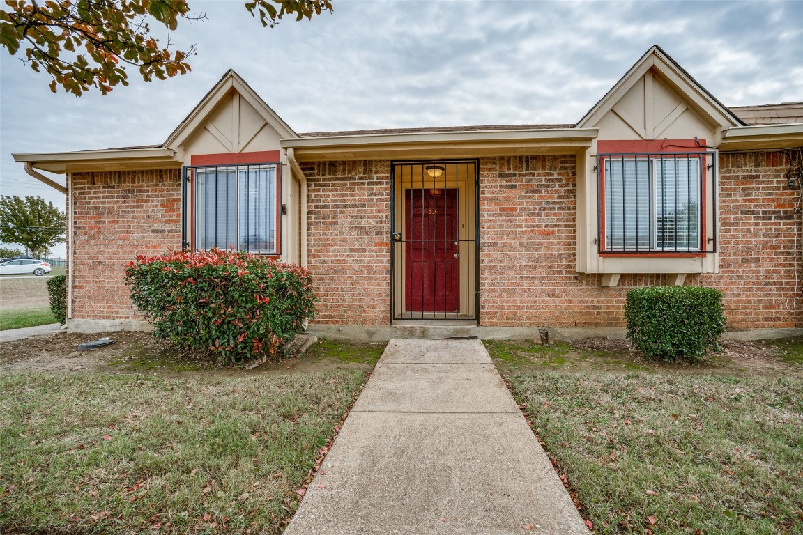 33 E Townhouse Lane Grand Prairie TX 75052
