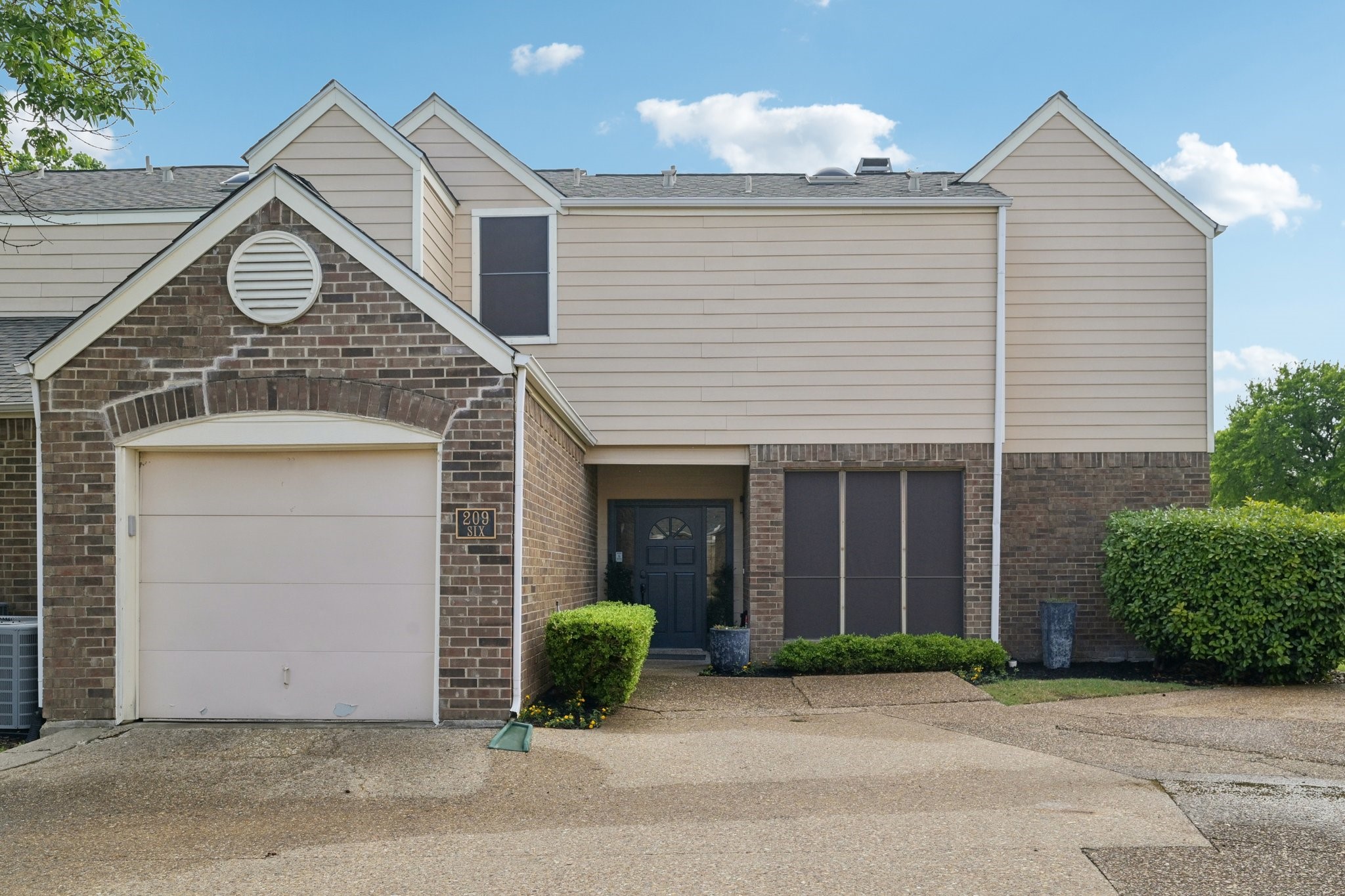 209 Cimarron Trail Irving TX 75063