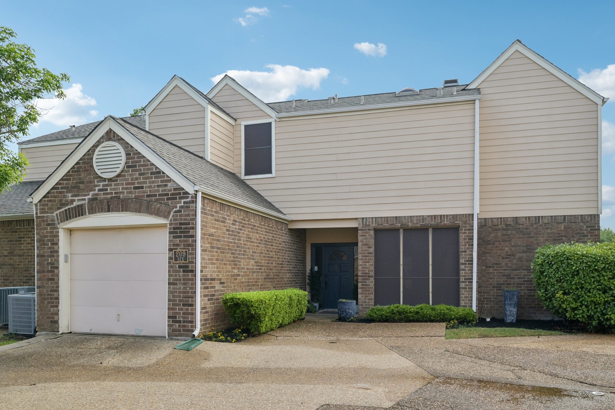 209 Cimarron Trail Irving TX 75063