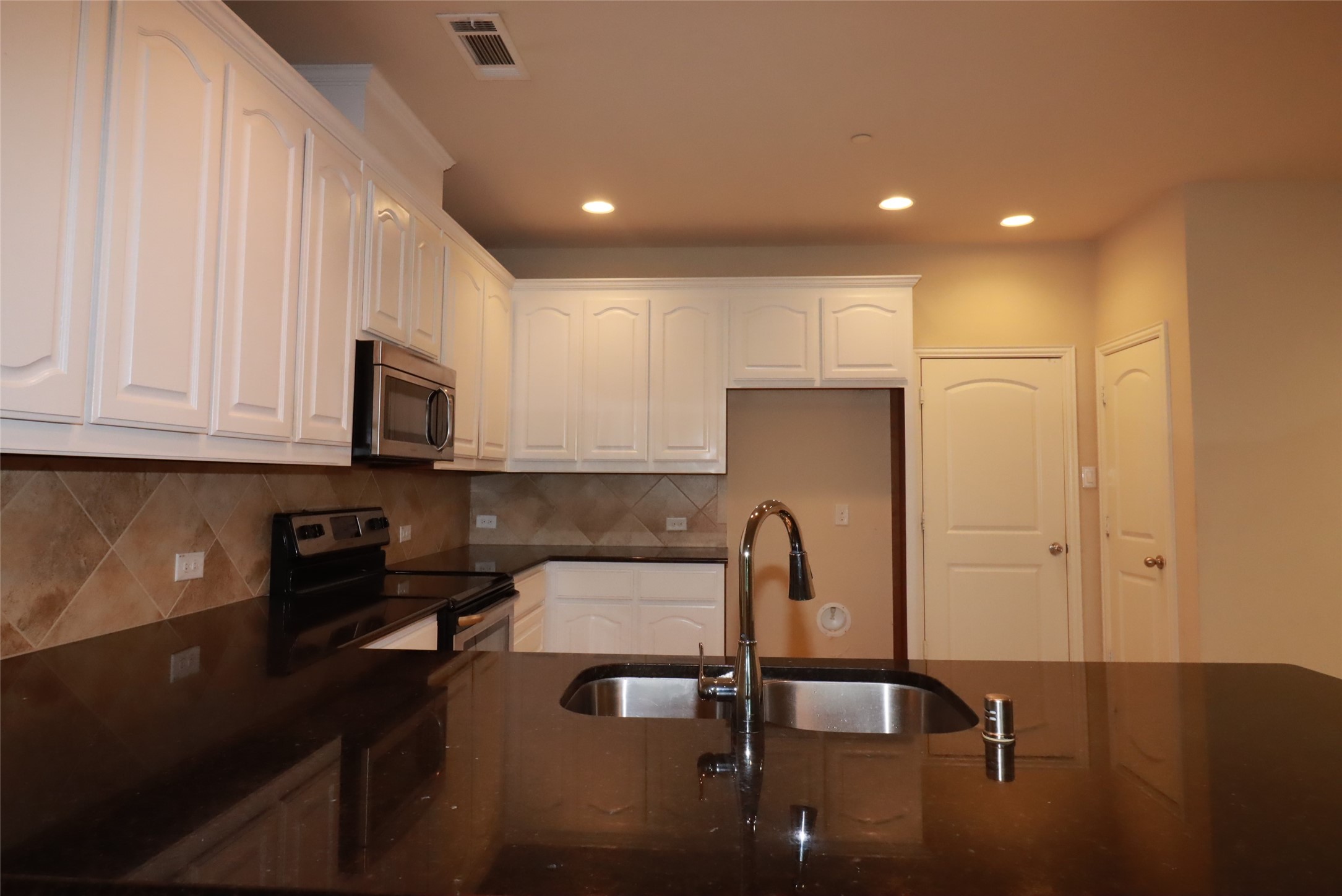 913 Shelby Lane Lewisville TX 75056