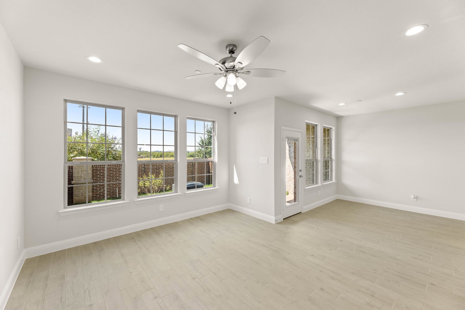 672 Sandiford Mansfield TX 76063