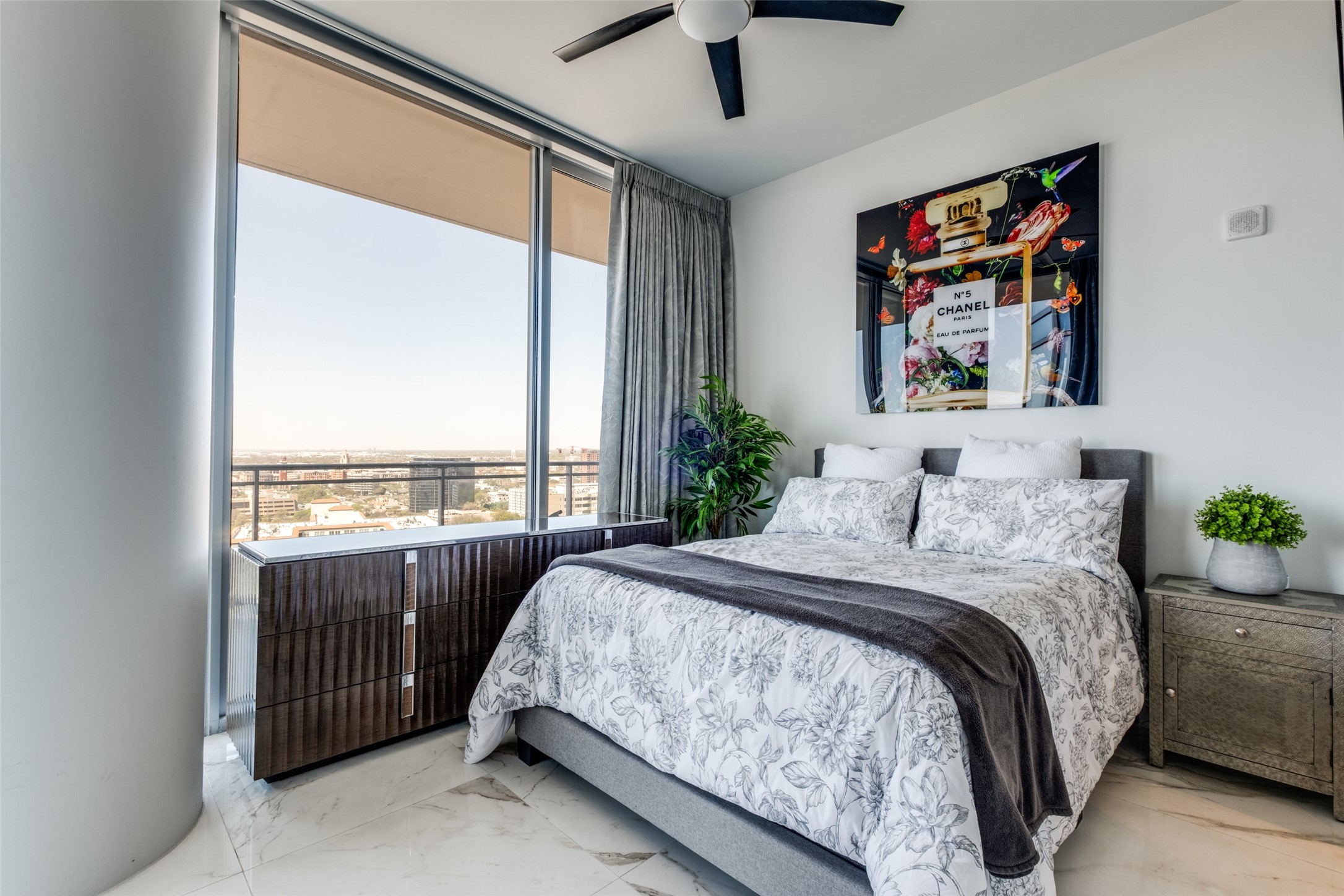 2900 Mckinnon Street Dallas TX 75201