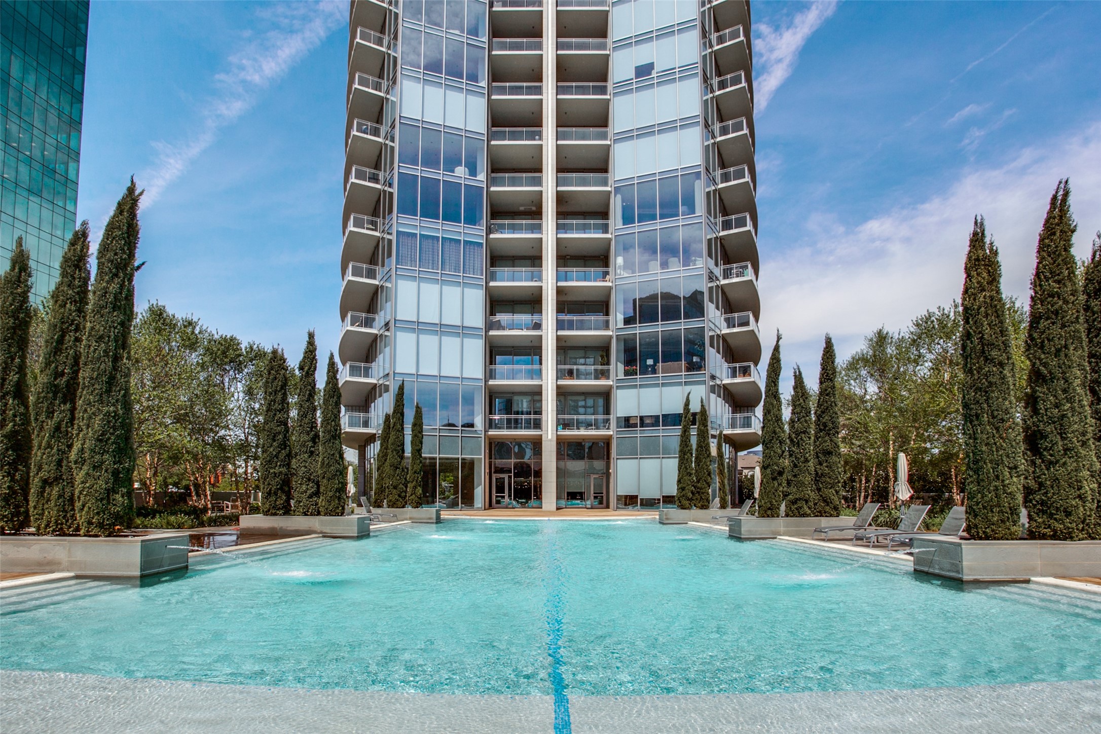 2900 Mckinnon Street Dallas TX 75201