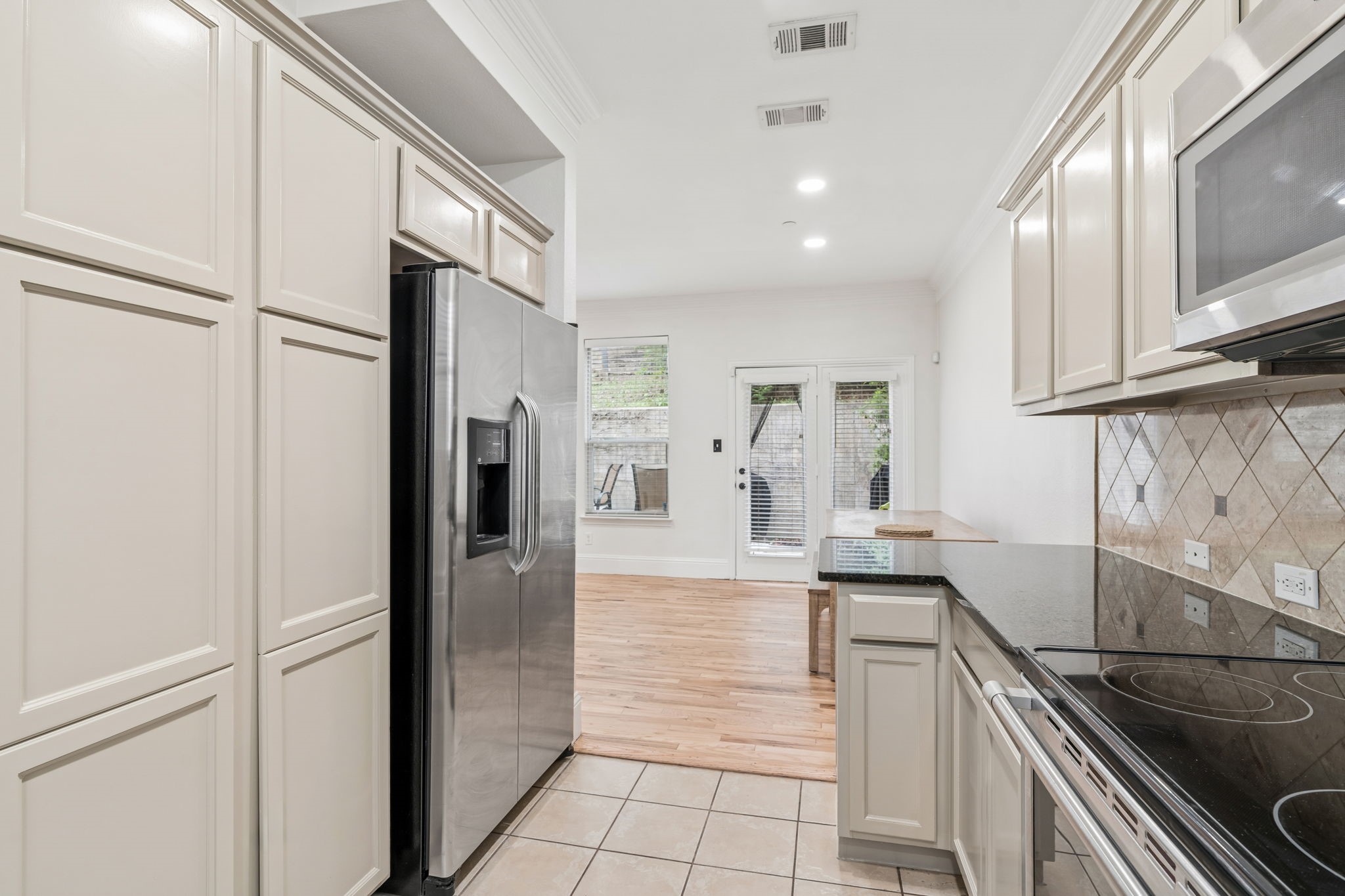 2117 Parkview Carrollton TX 75006