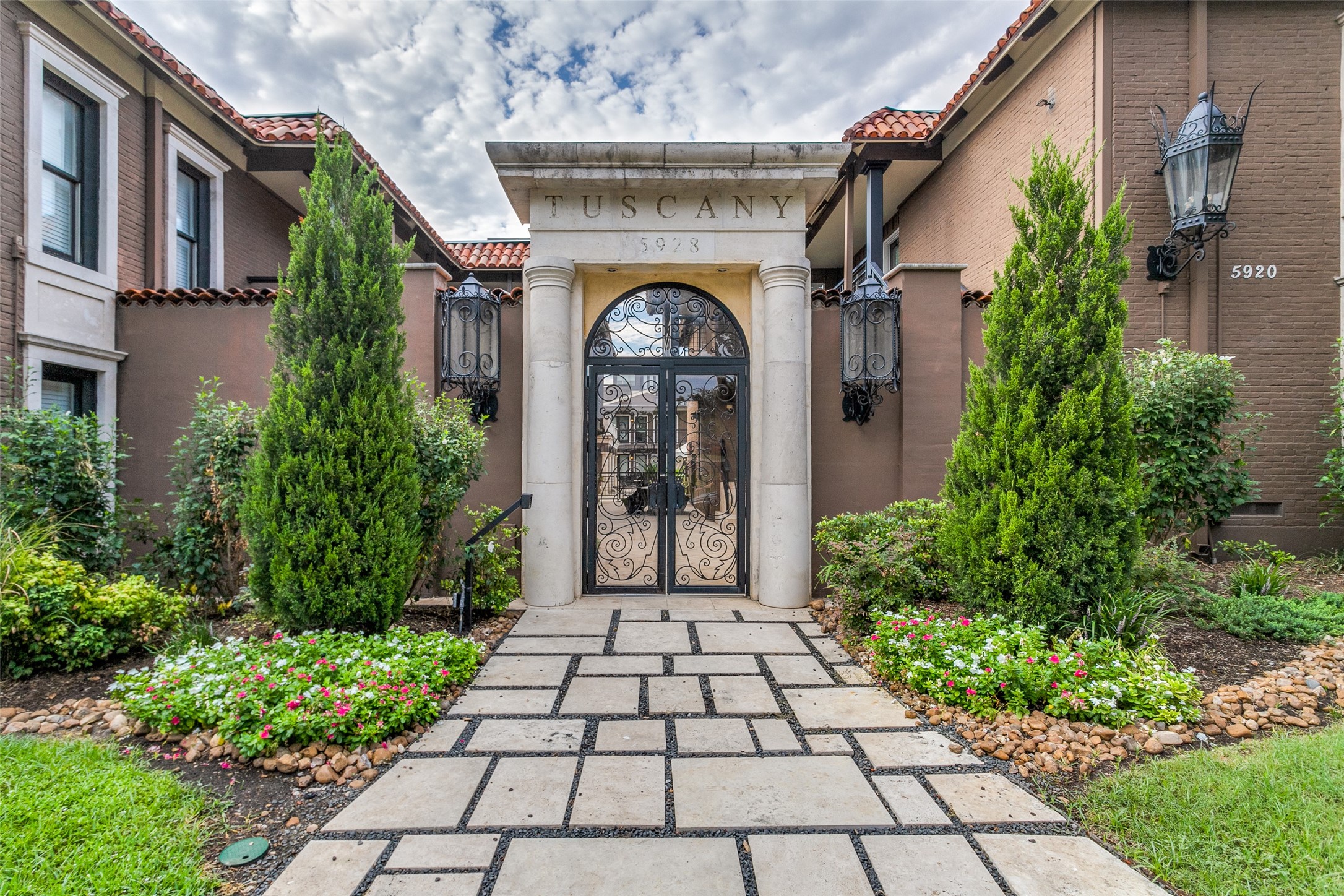 5904 Sandhurst Lane Dallas TX 75206