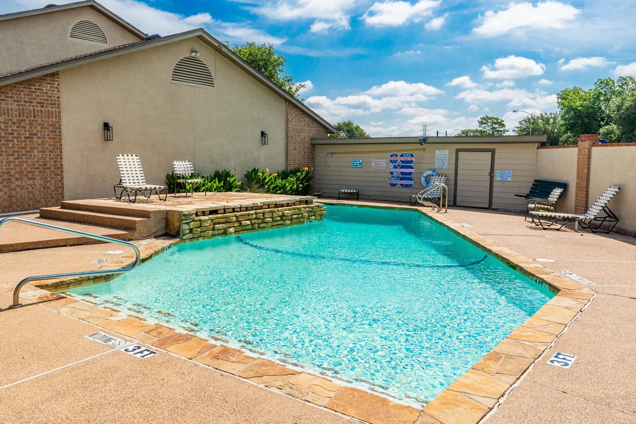 322 W Harwood Road Hurst TX 76054