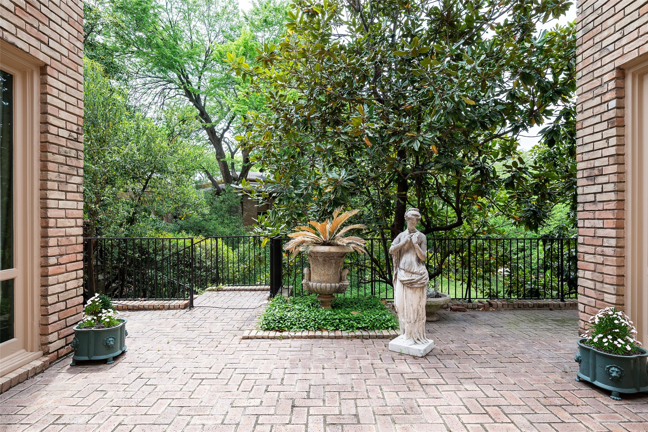 5826 Farquhar Lane Dallas TX 75209