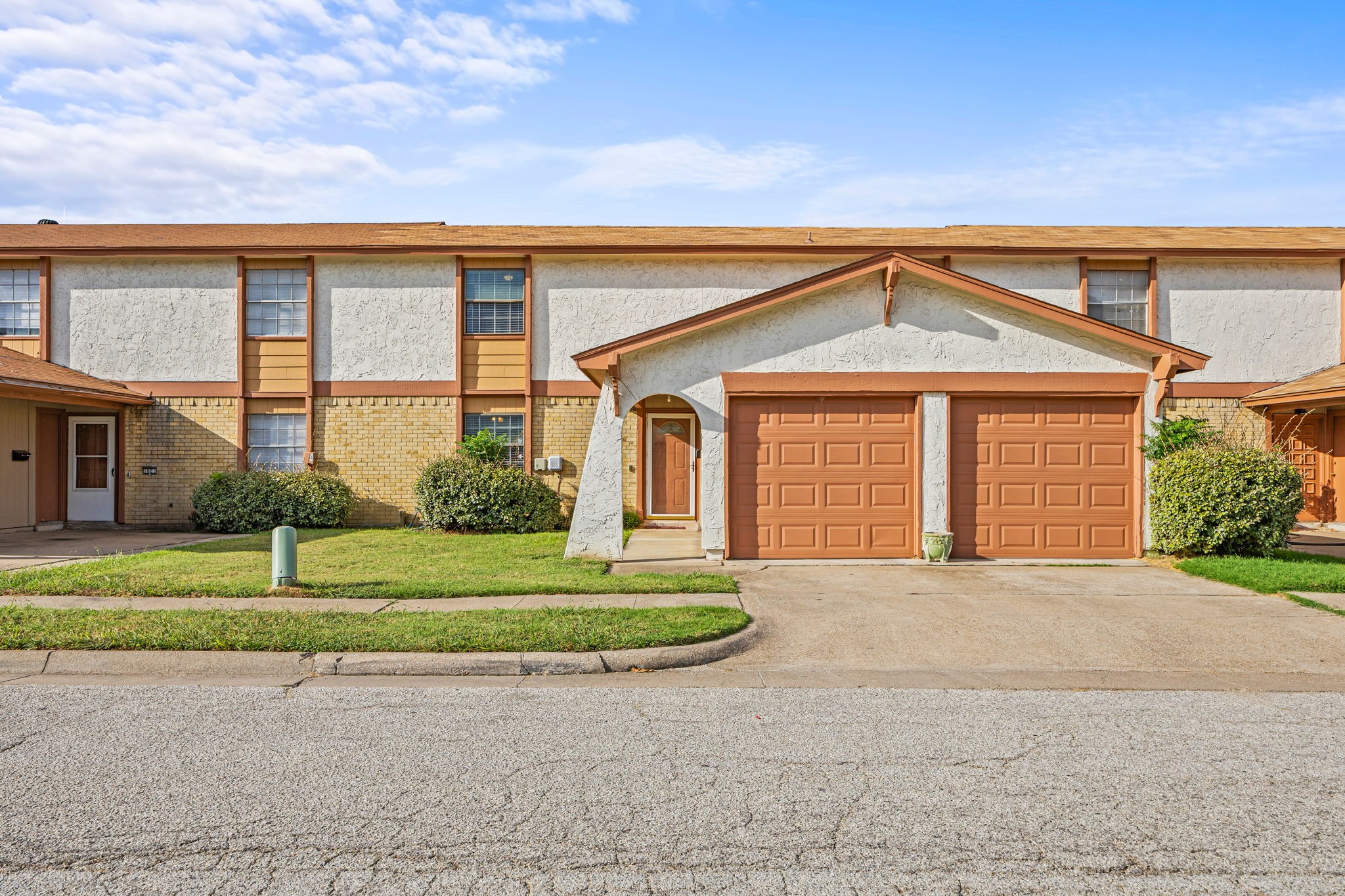 1019 Pleasant Valley Lane Arlington TX 76015