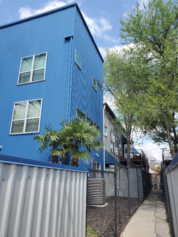 2204 N Peak Street Dallas TX 75204