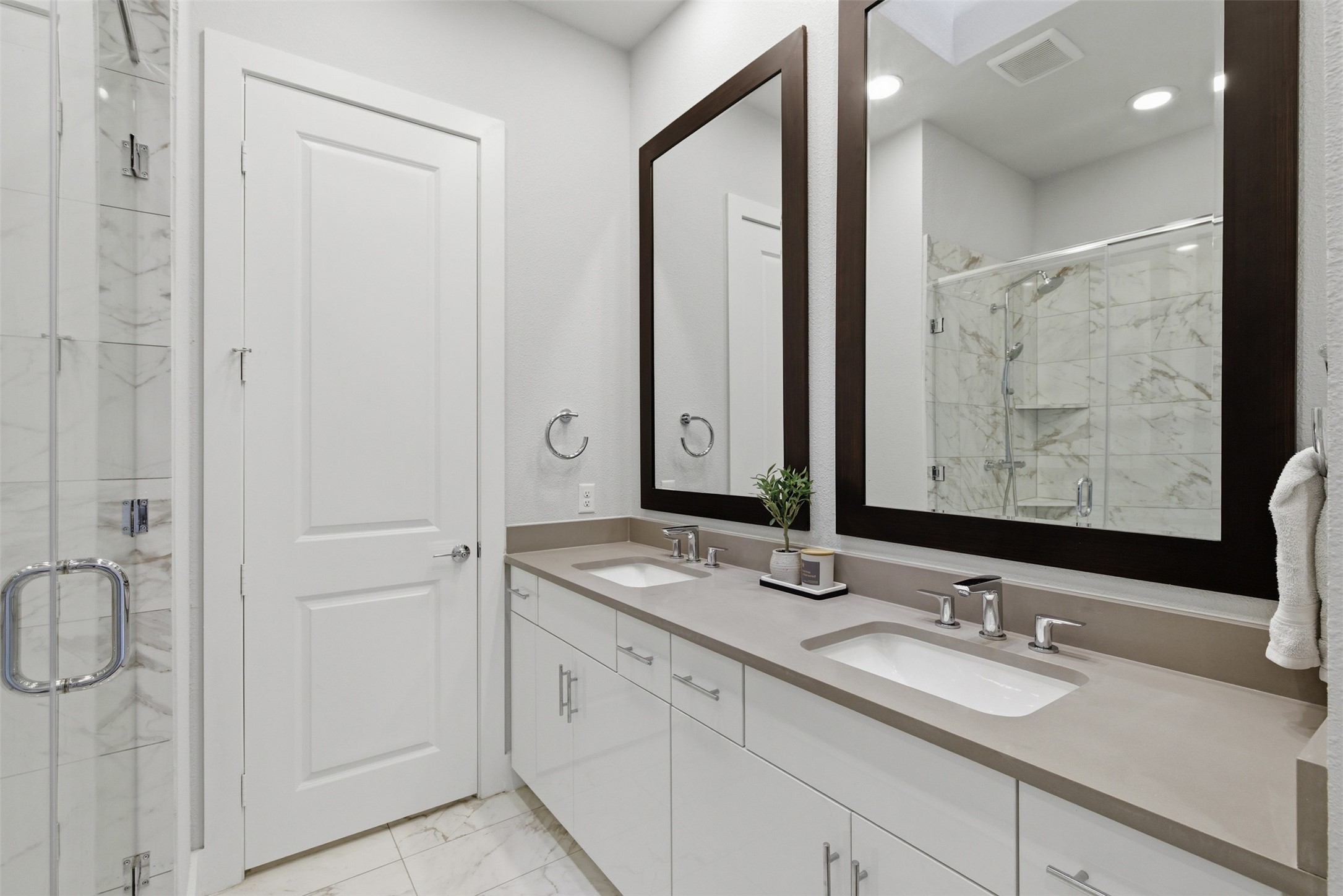381 E Greenbriar Lane Dallas TX 75203