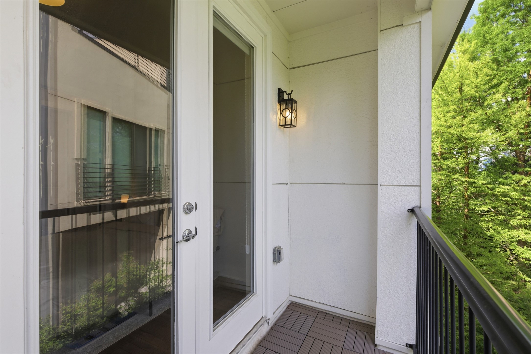 381 E Greenbriar Lane Dallas TX 75203