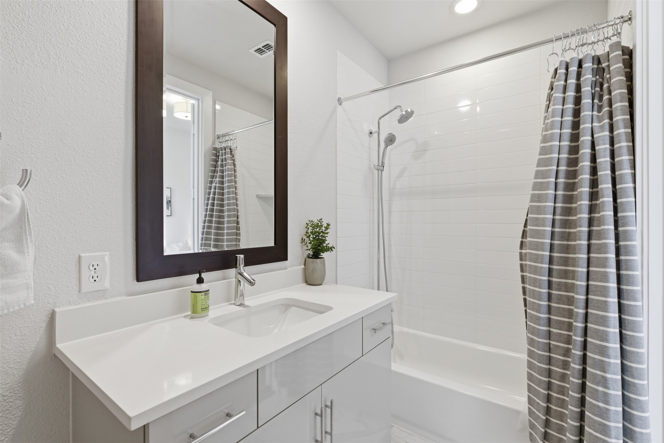 381 E Greenbriar Lane Dallas TX 75203