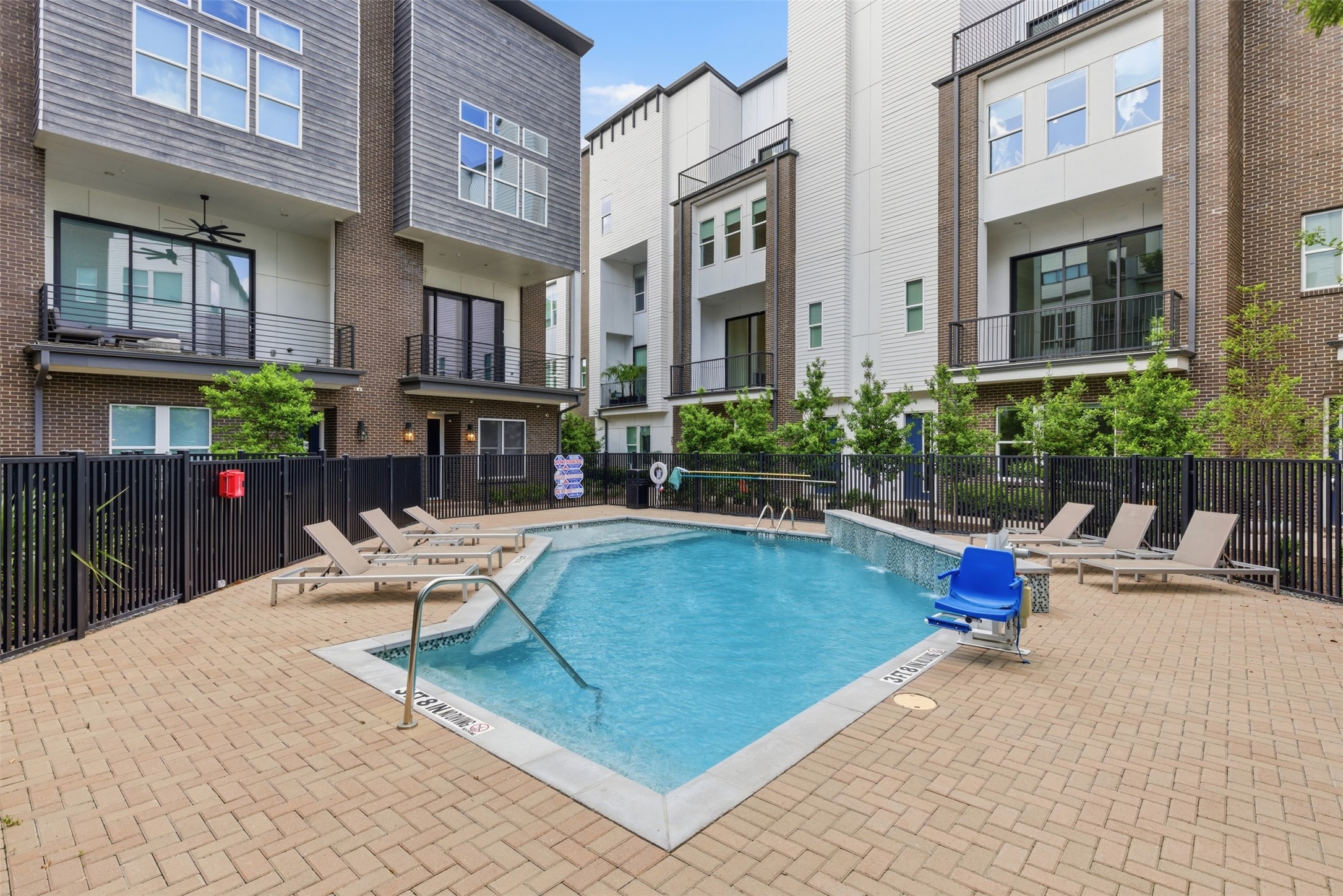 381 E Greenbriar Lane Dallas TX 75203