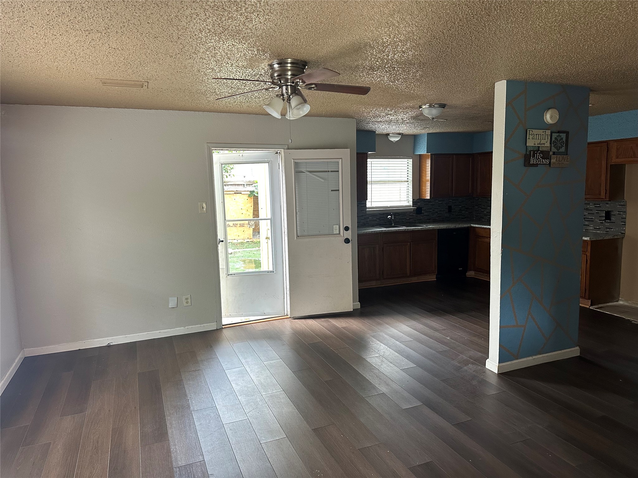 312 Victoria Grand Prairie TX 75052