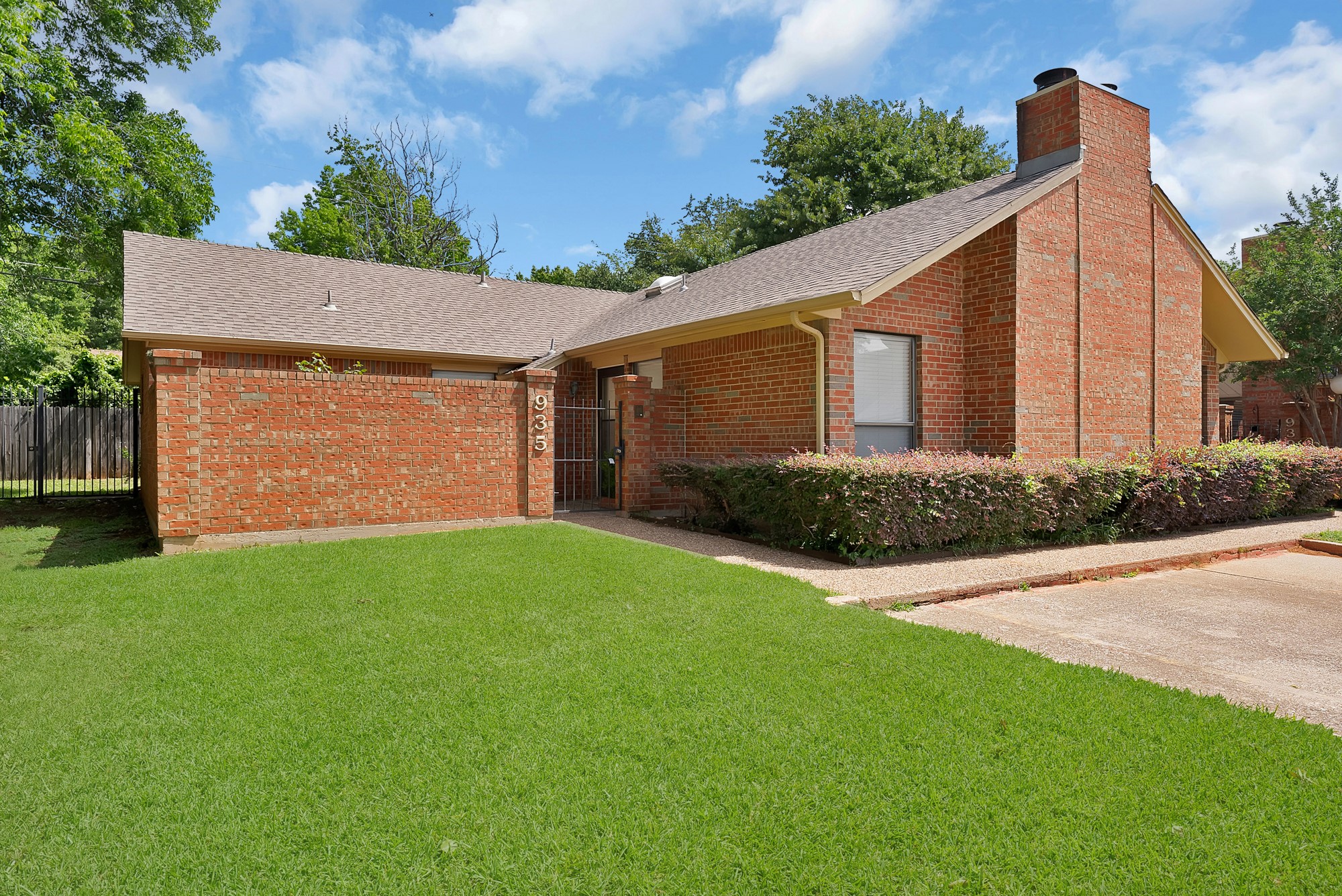 935 Cedarland Boulevard Arlington TX 76011