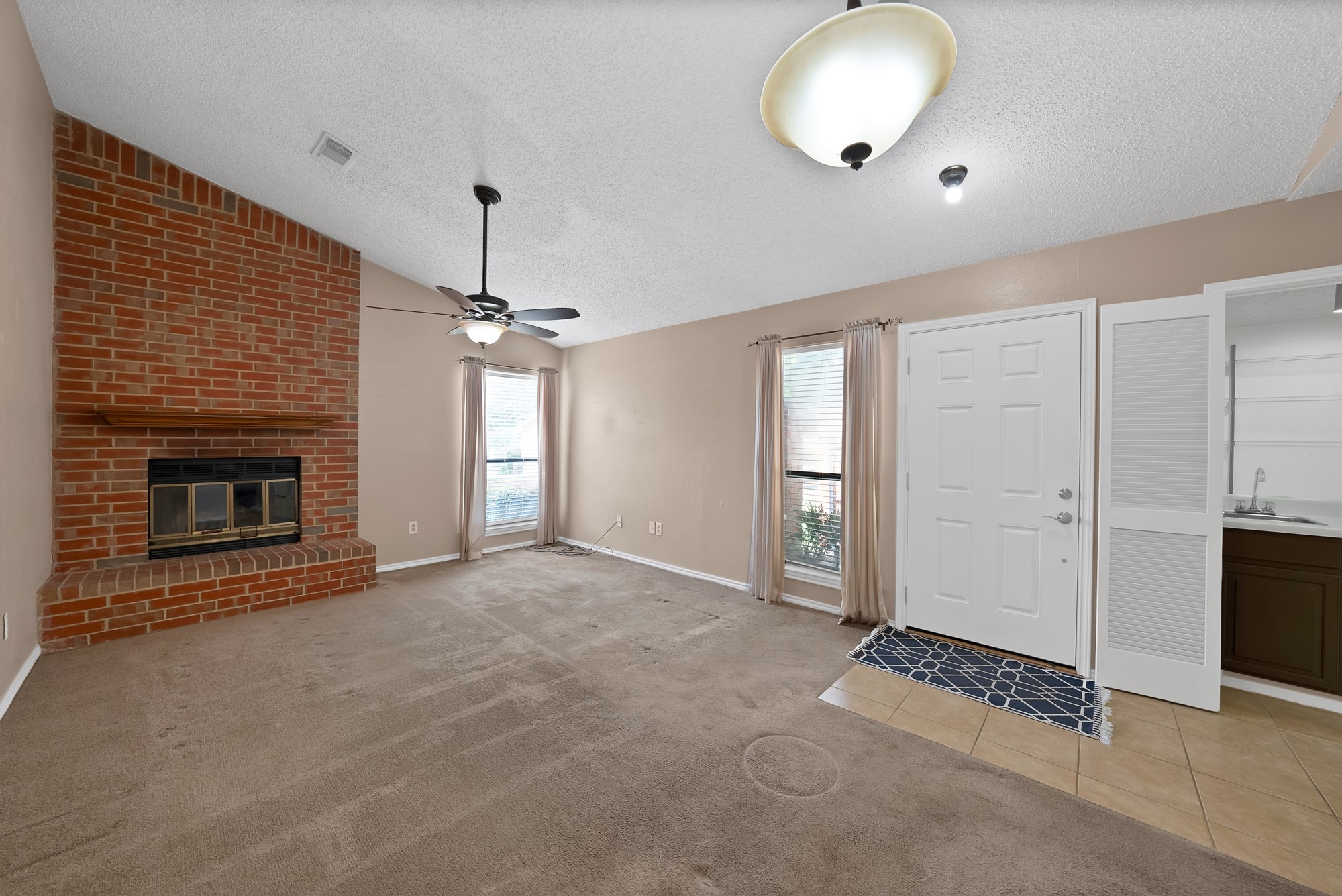 935 Cedarland Boulevard Arlington TX 76011