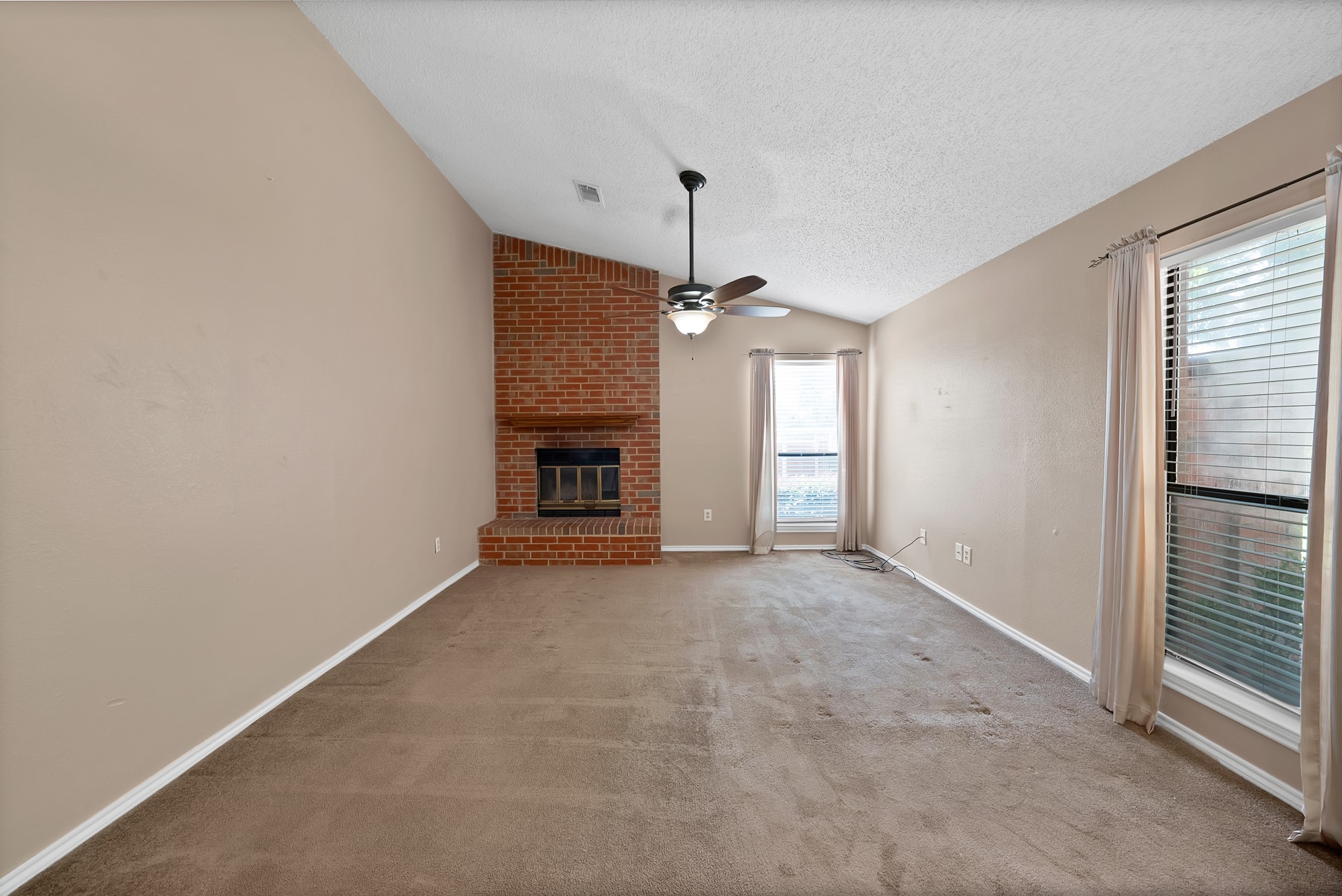 935 Cedarland Boulevard Arlington TX 76011