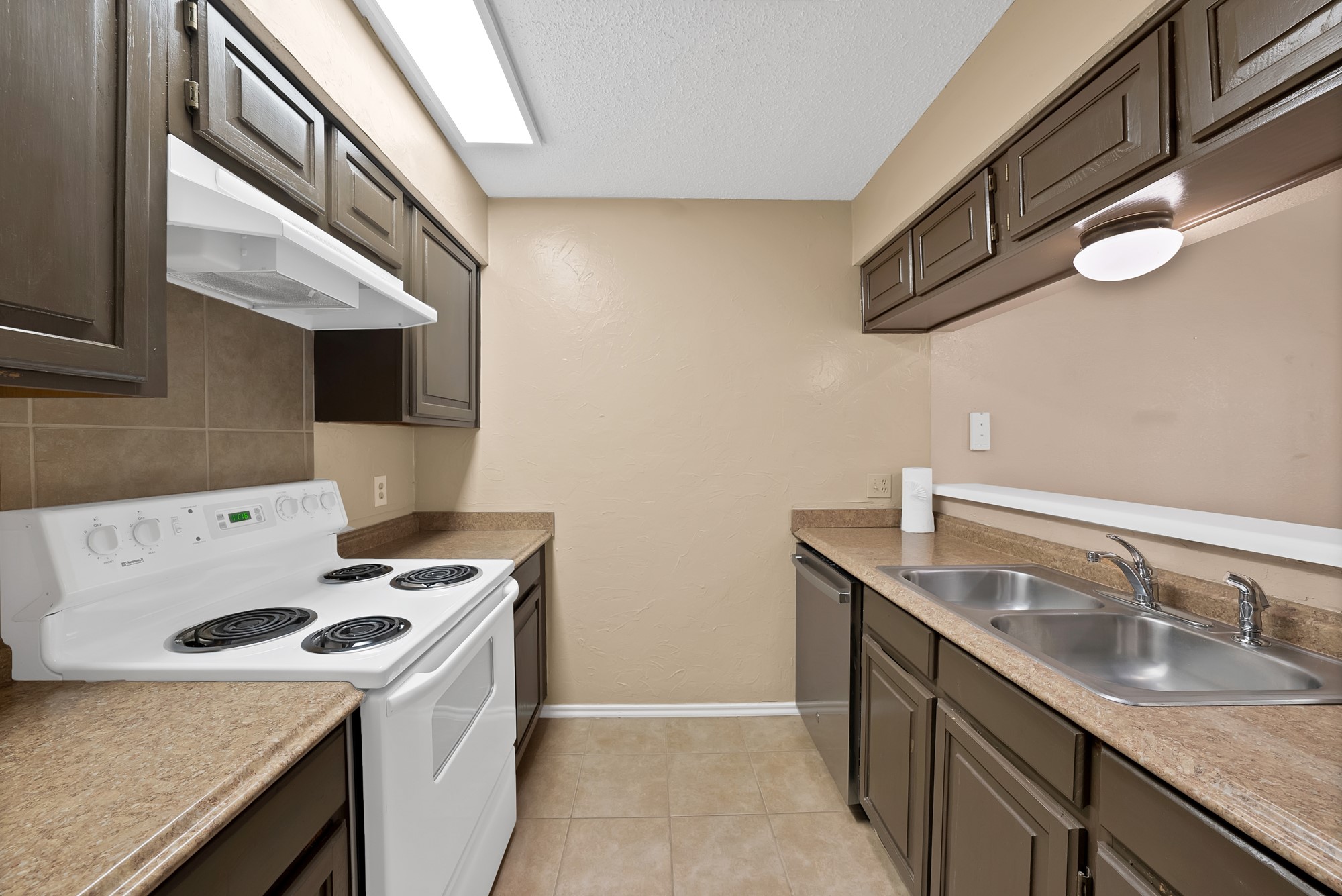 935 Cedarland Boulevard Arlington TX 76011