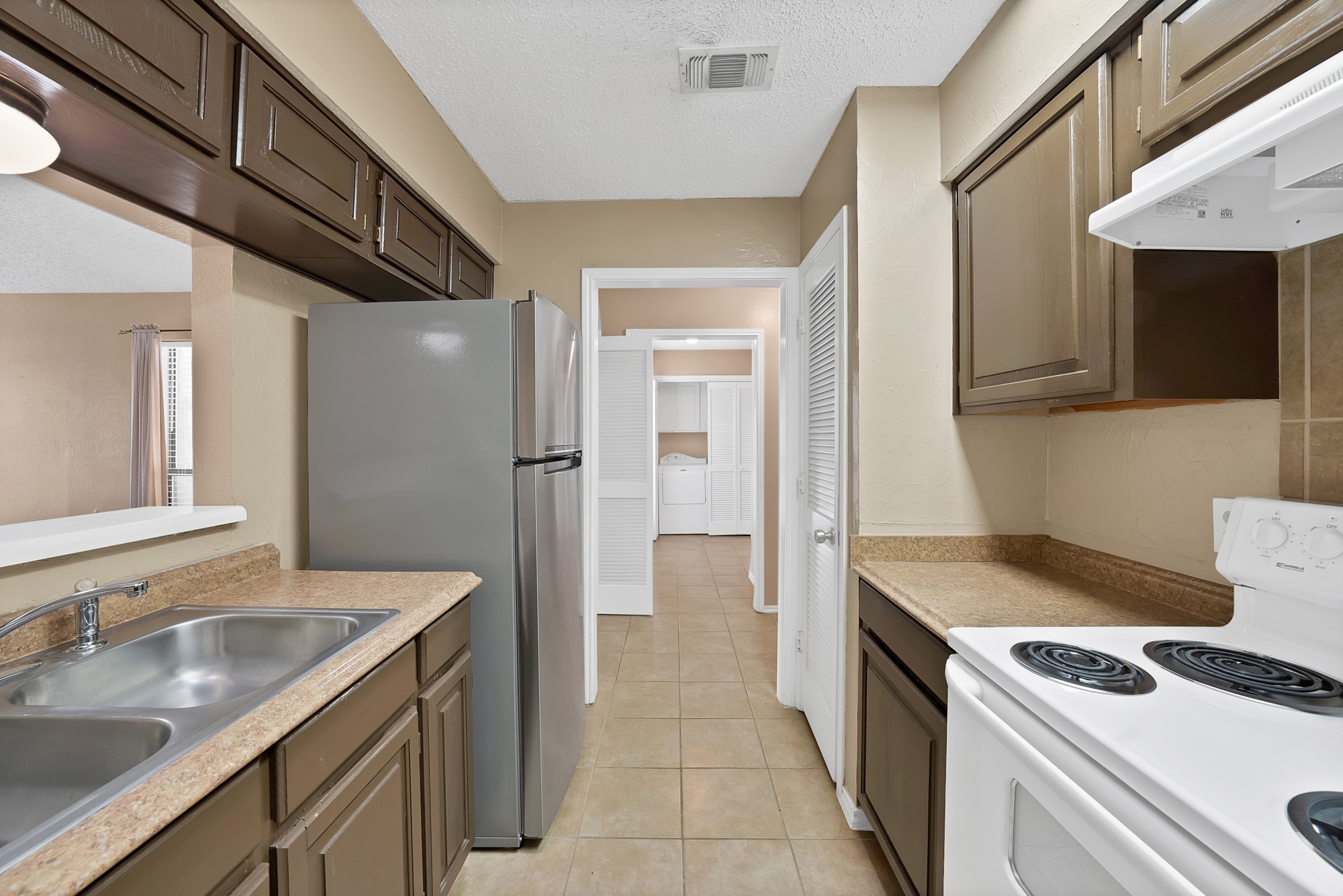 935 Cedarland Boulevard Arlington TX 76011