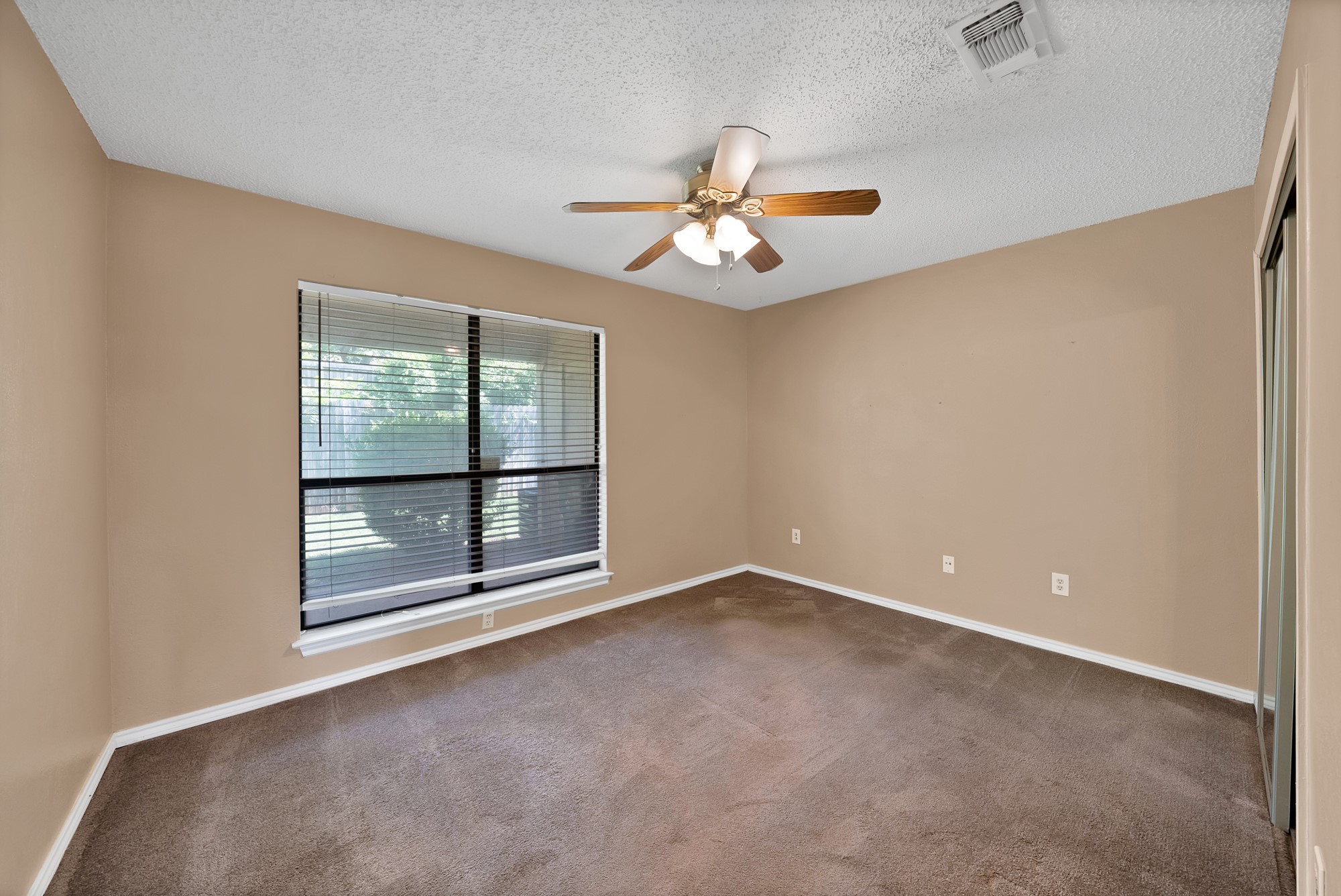 935 Cedarland Boulevard Arlington TX 76011