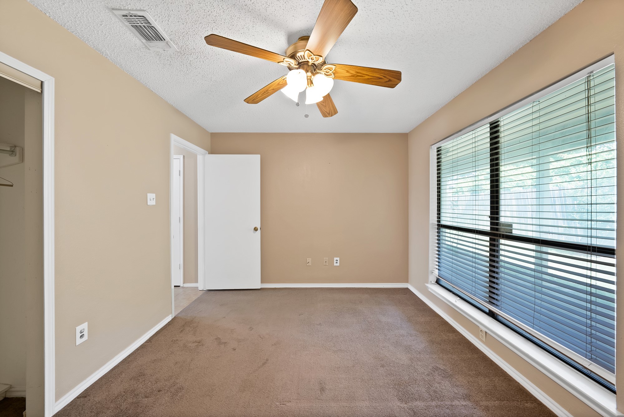 935 Cedarland Boulevard Arlington TX 76011