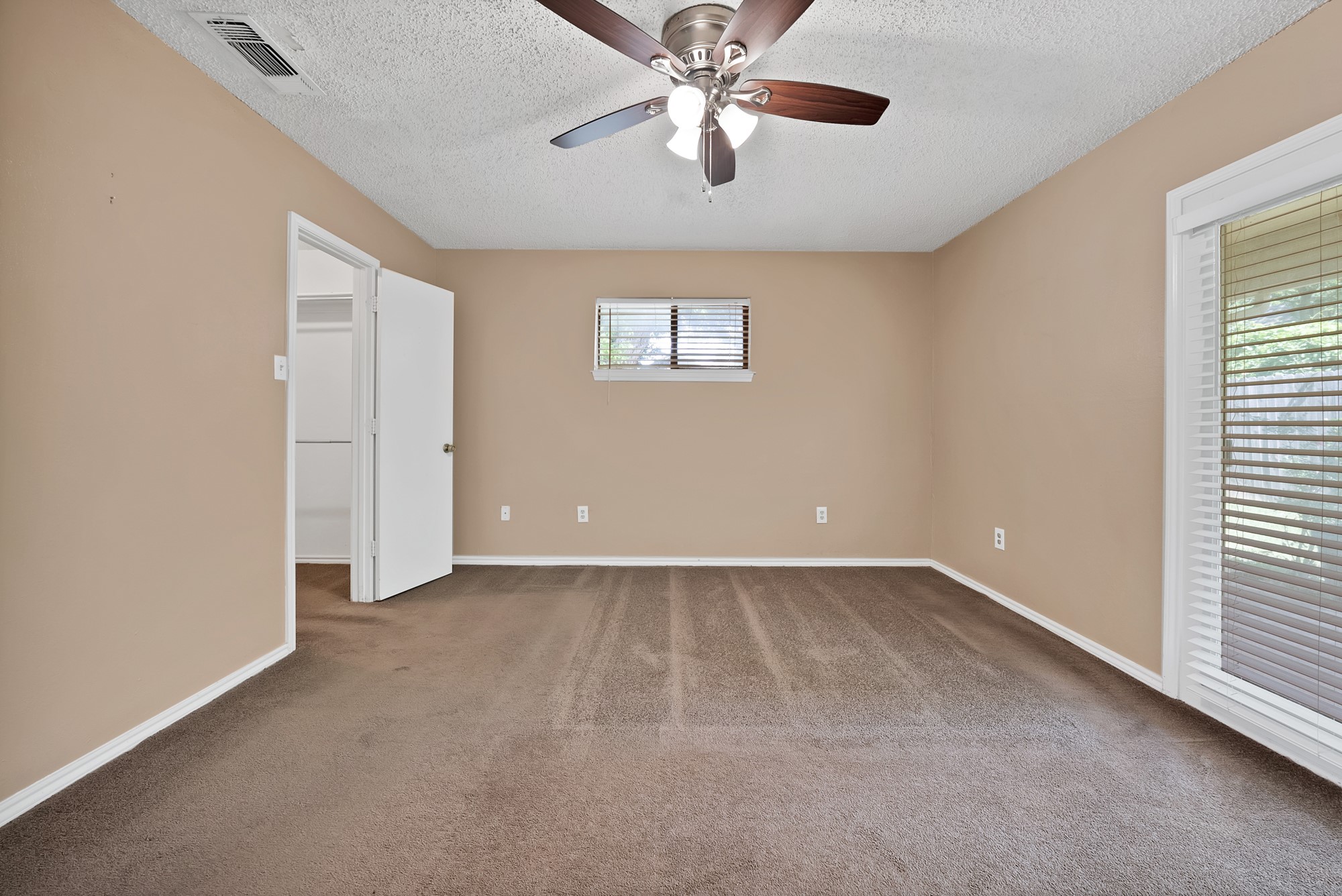 935 Cedarland Boulevard Arlington TX 76011