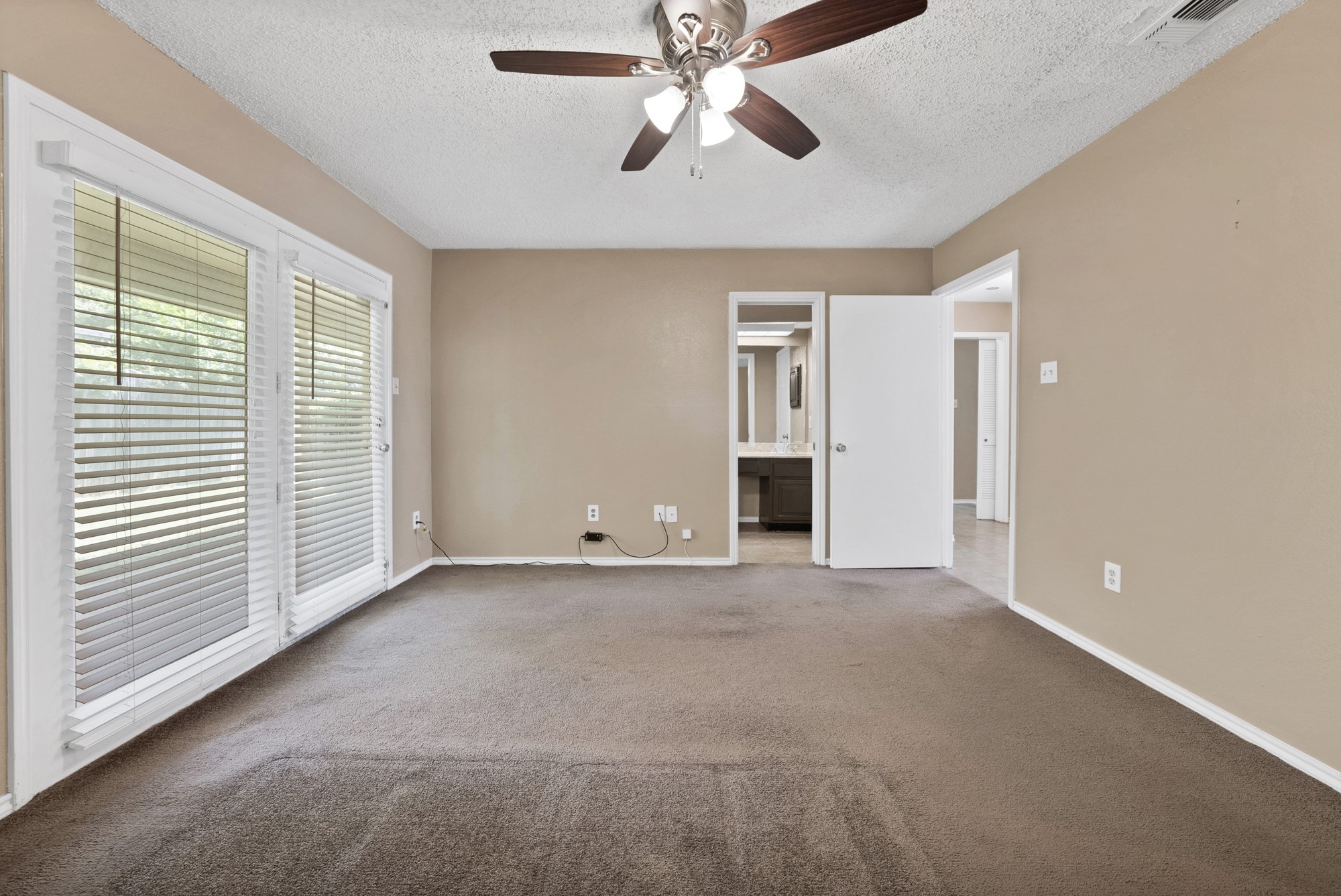 935 Cedarland Boulevard Arlington TX 76011