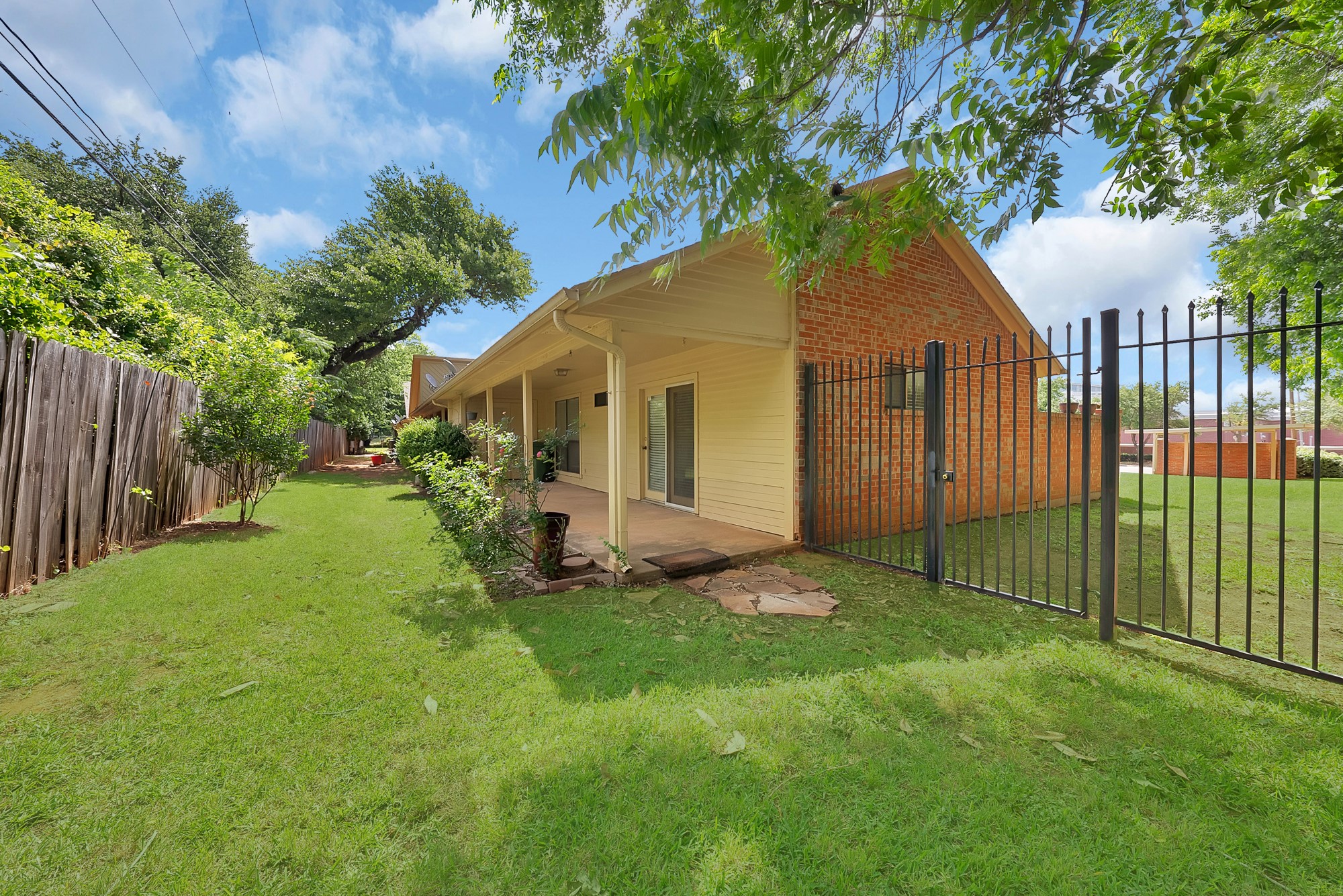 935 Cedarland Boulevard Arlington TX 76011