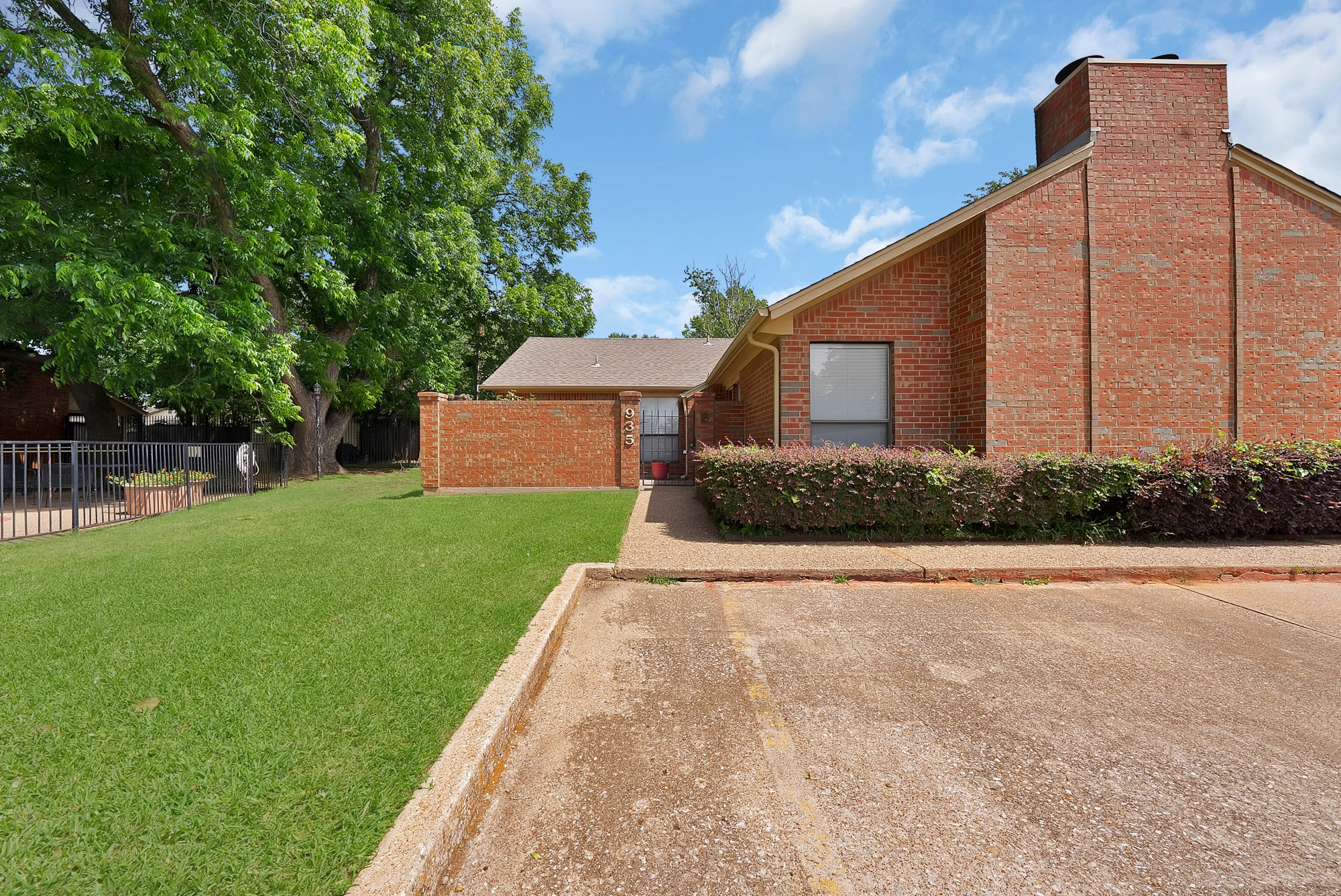 935 Cedarland Boulevard Arlington TX 76011