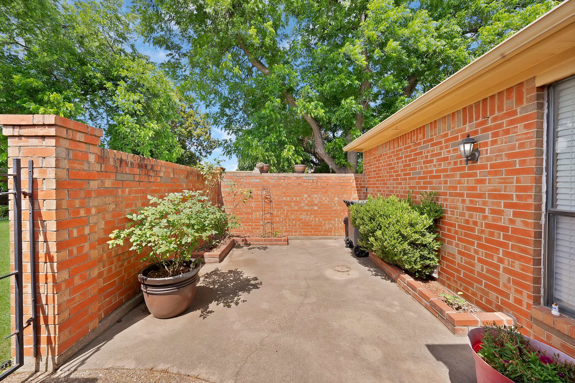 935 Cedarland Boulevard Arlington TX 76011