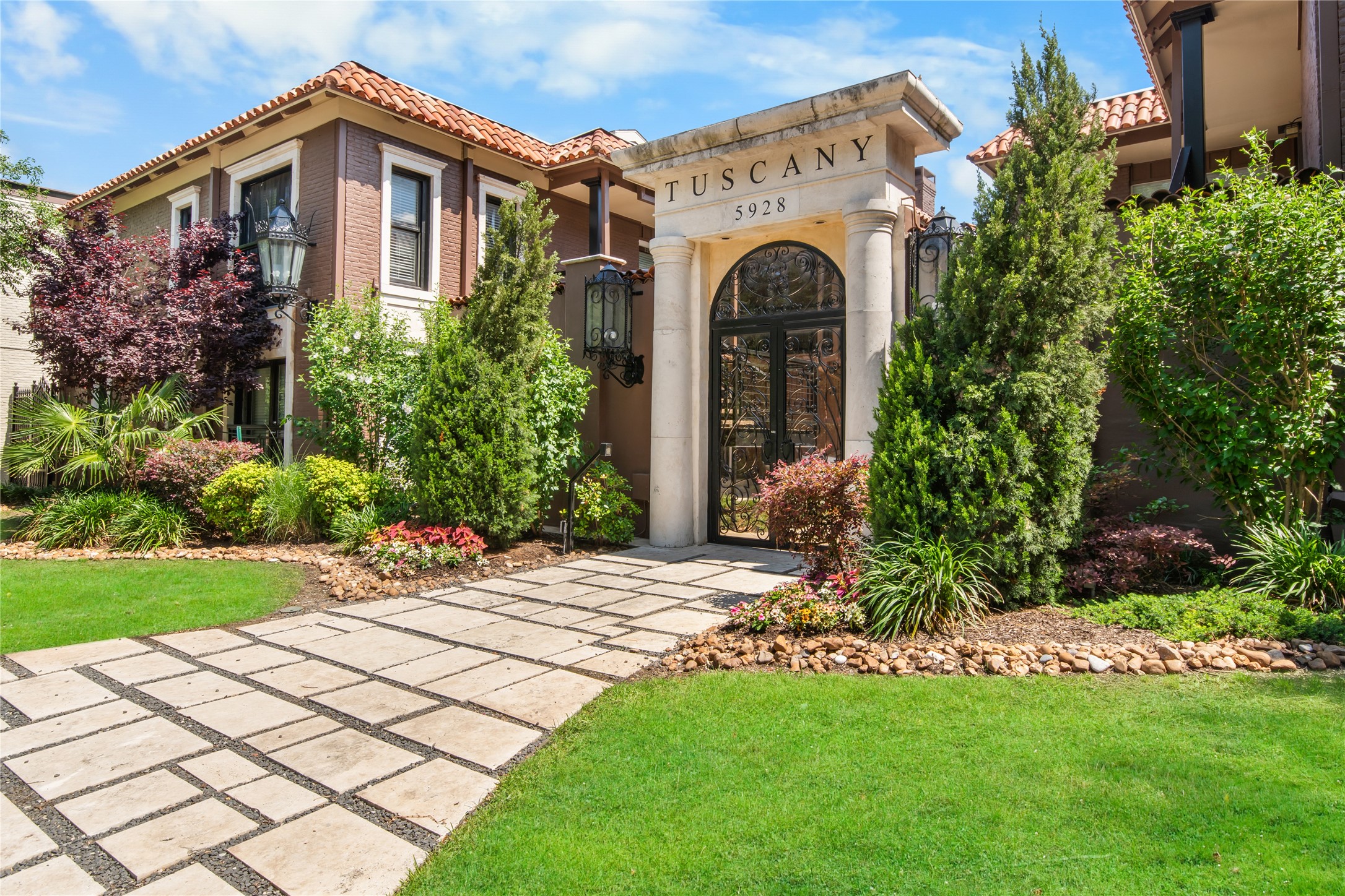 5928 Sandhurst Lane Dallas TX 75206