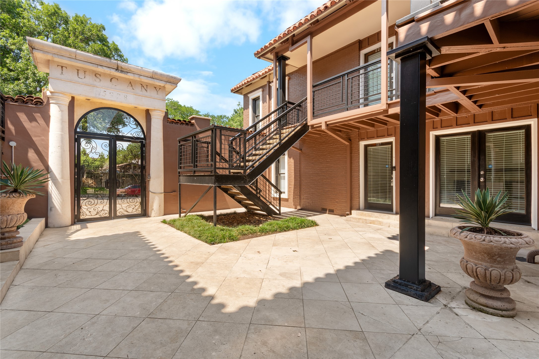5928 Sandhurst Lane Dallas TX 75206