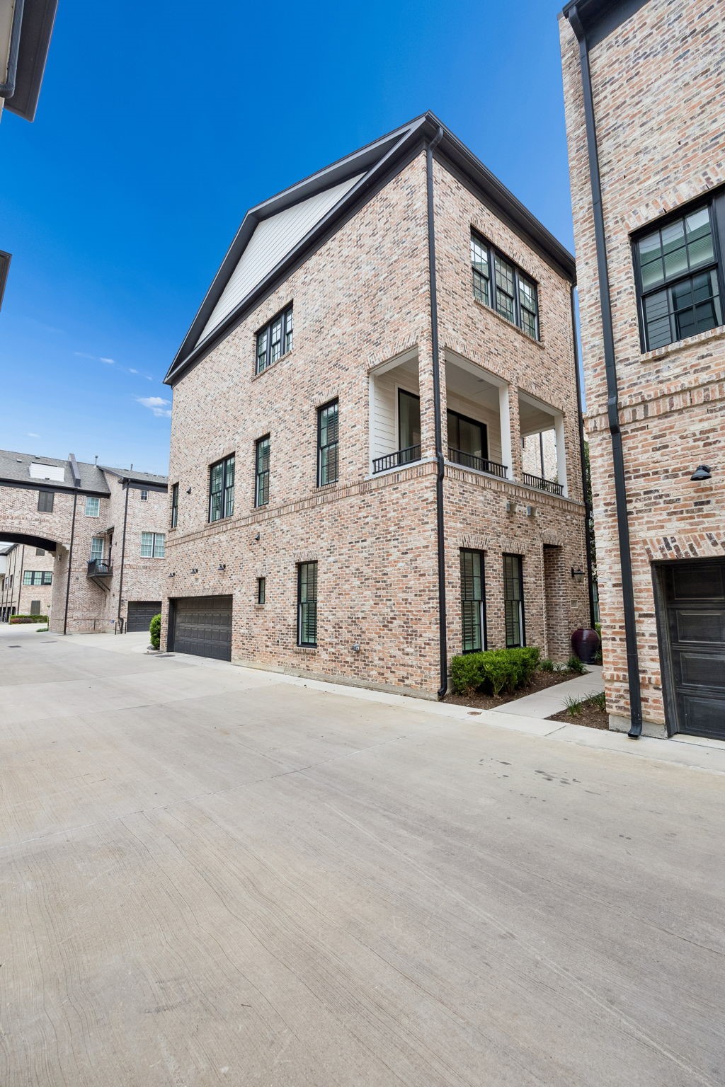 14971 Oak Street Addison TX 75001