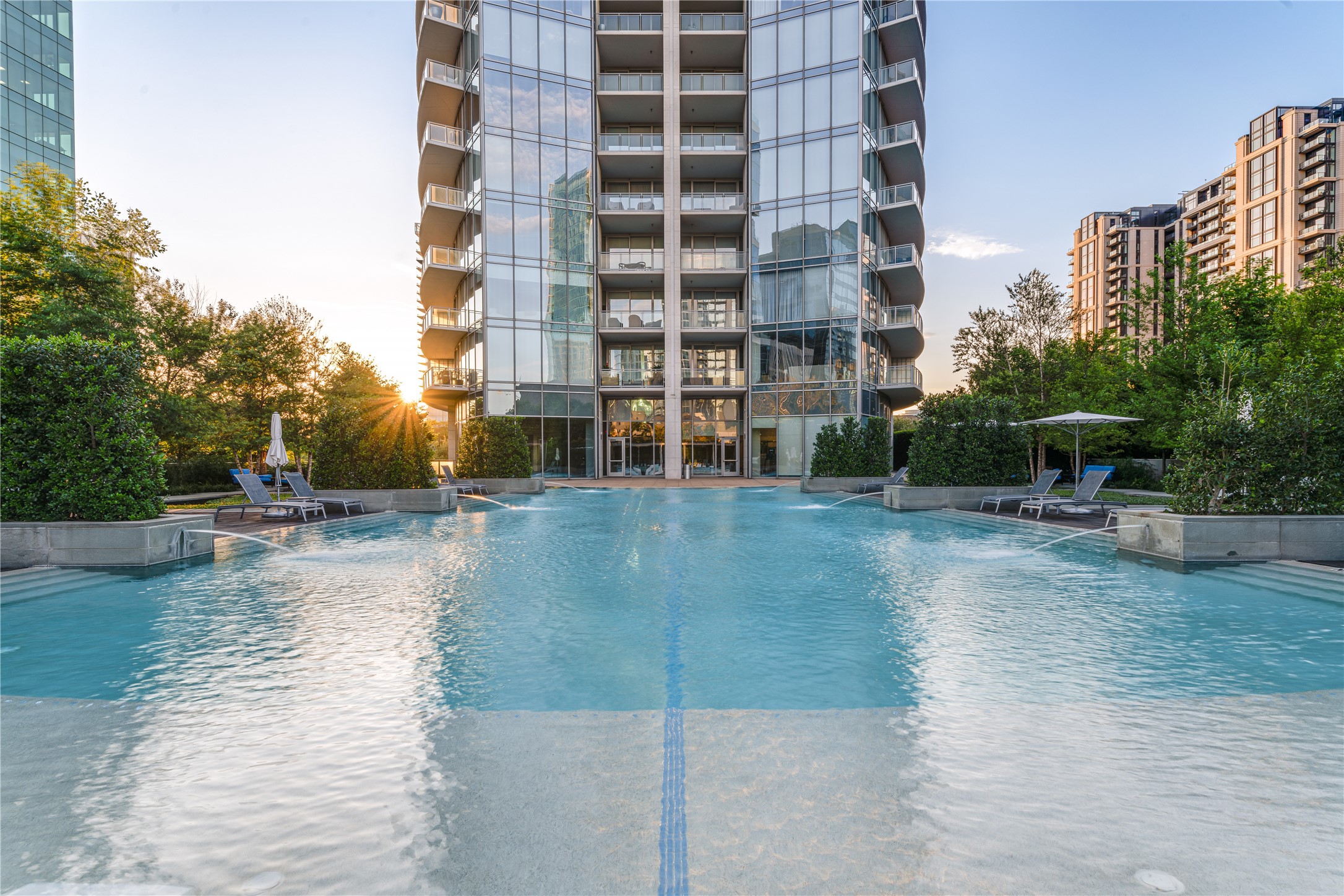 2900 Mckinnon Street Dallas TX 75201