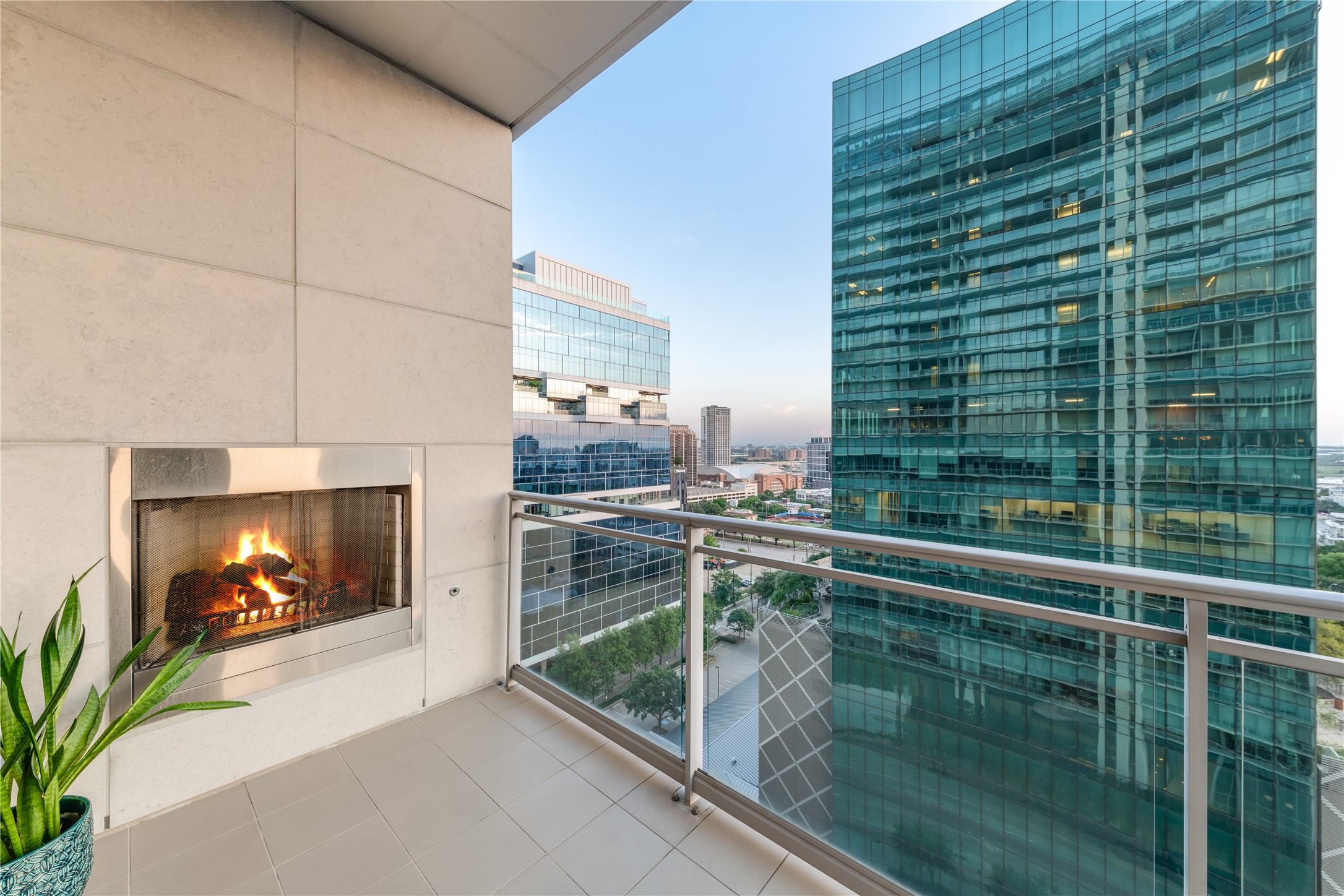 2900 Mckinnon Street Dallas TX 75201