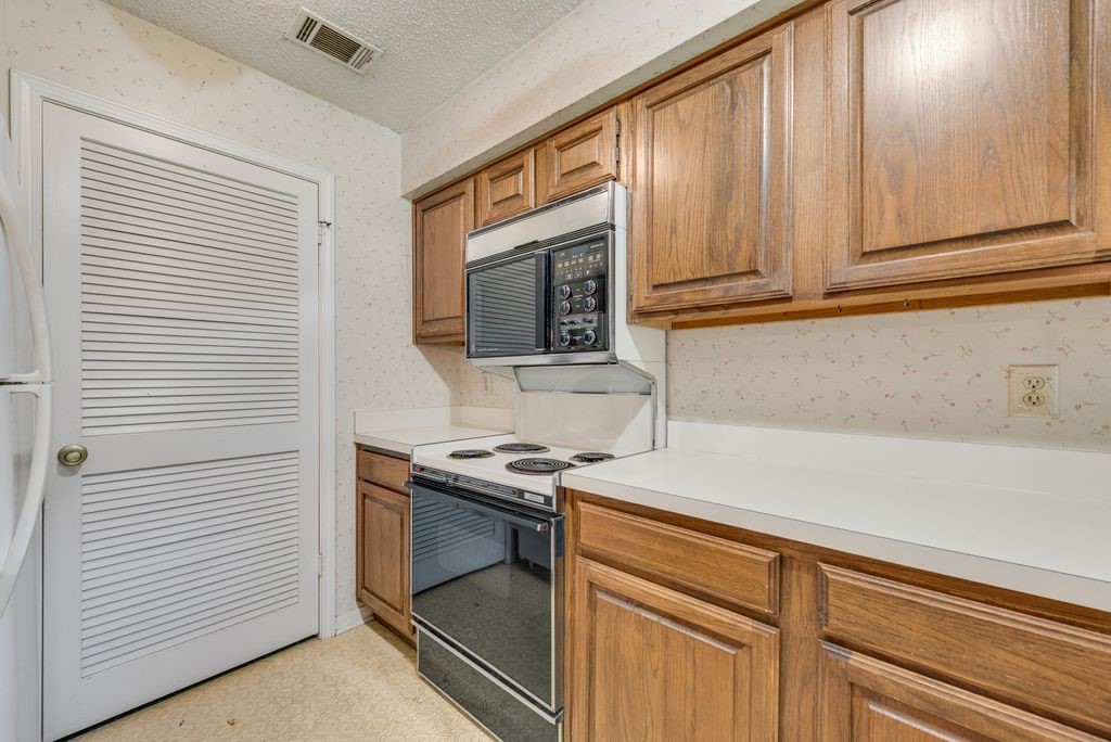 2014 Willoughby Lane Arlington TX 76011