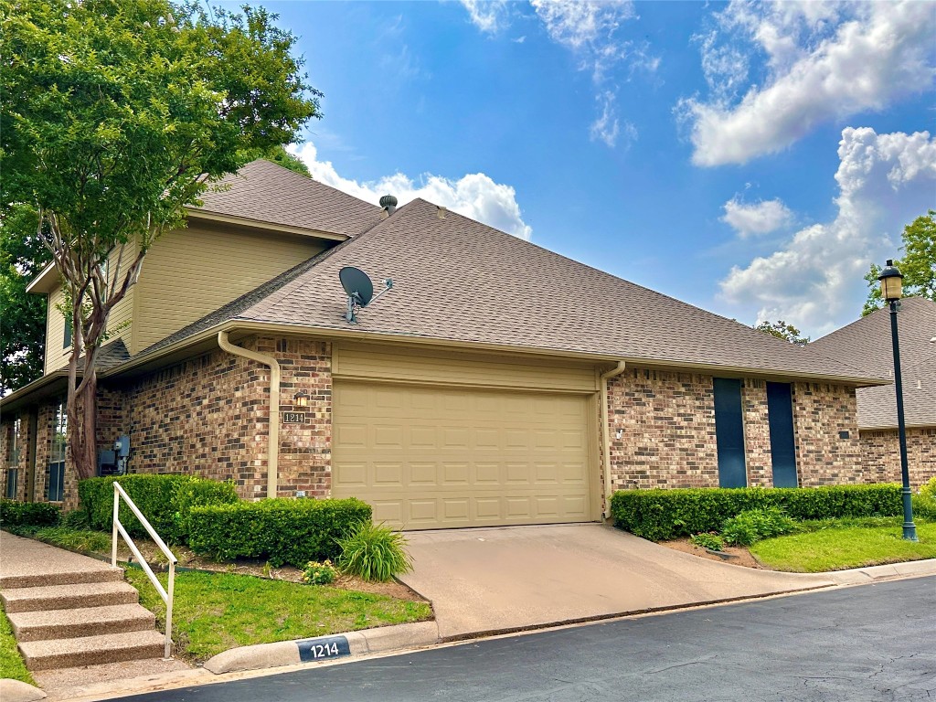 1214 Woodland Park Drive Hurst TX 76053