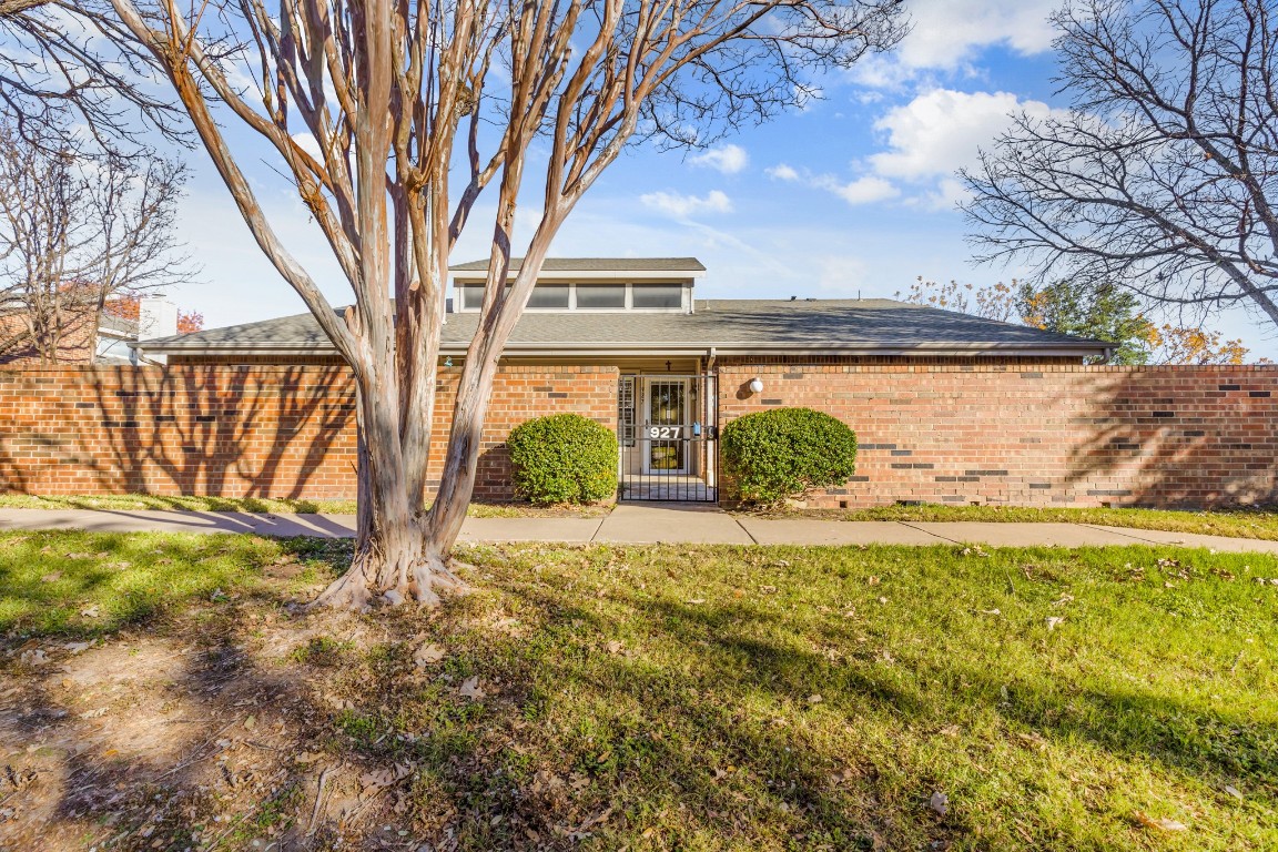 927 Forest Creek Street Benbrook TX 76126